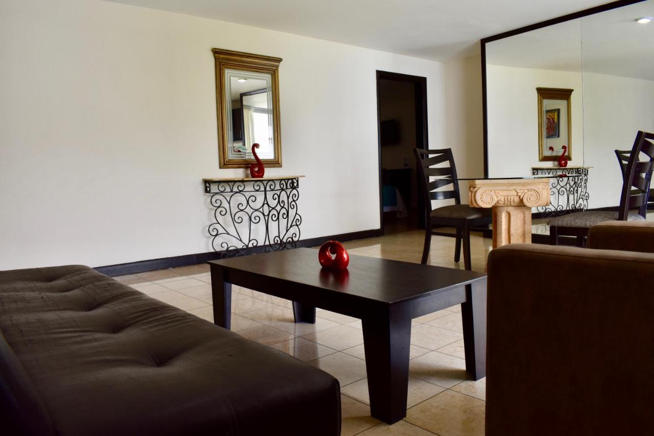 Suites Country Club
