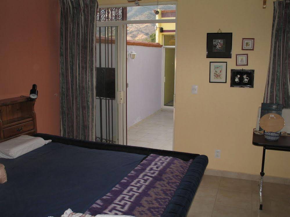 La Puerta Violeta Guest House & Spa