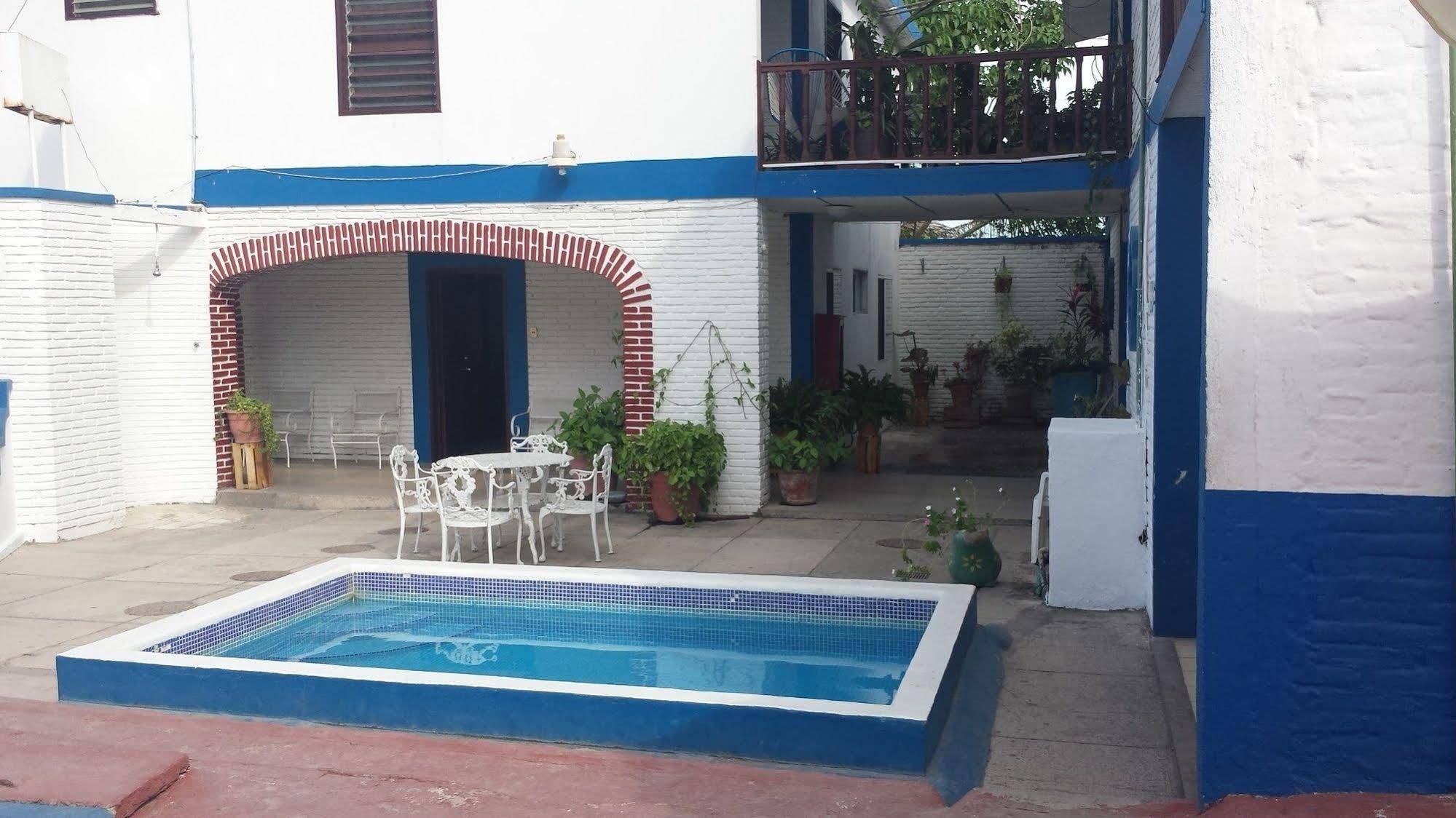 Hotel y Bungalows Los Arcos