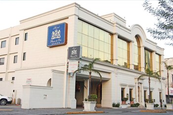 Courtney Aff Plaza De Oro