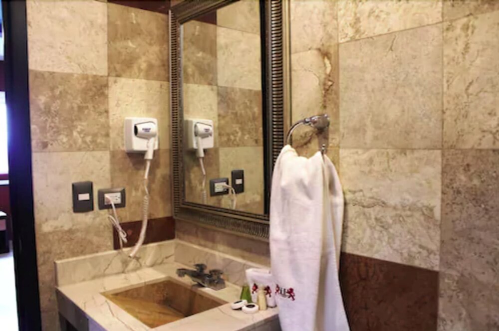 Hotel Leones