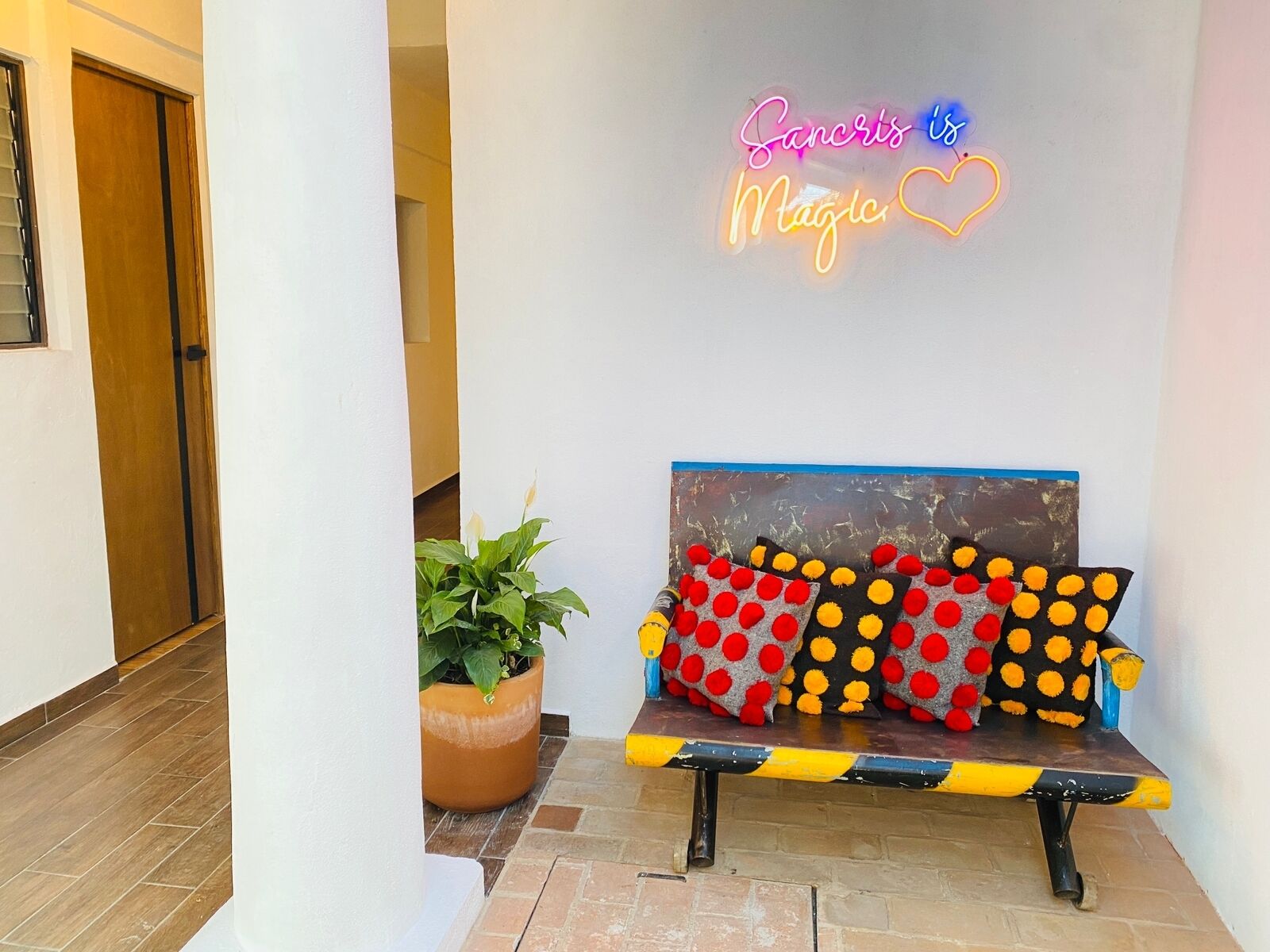 Suites Del Barrio Hotel