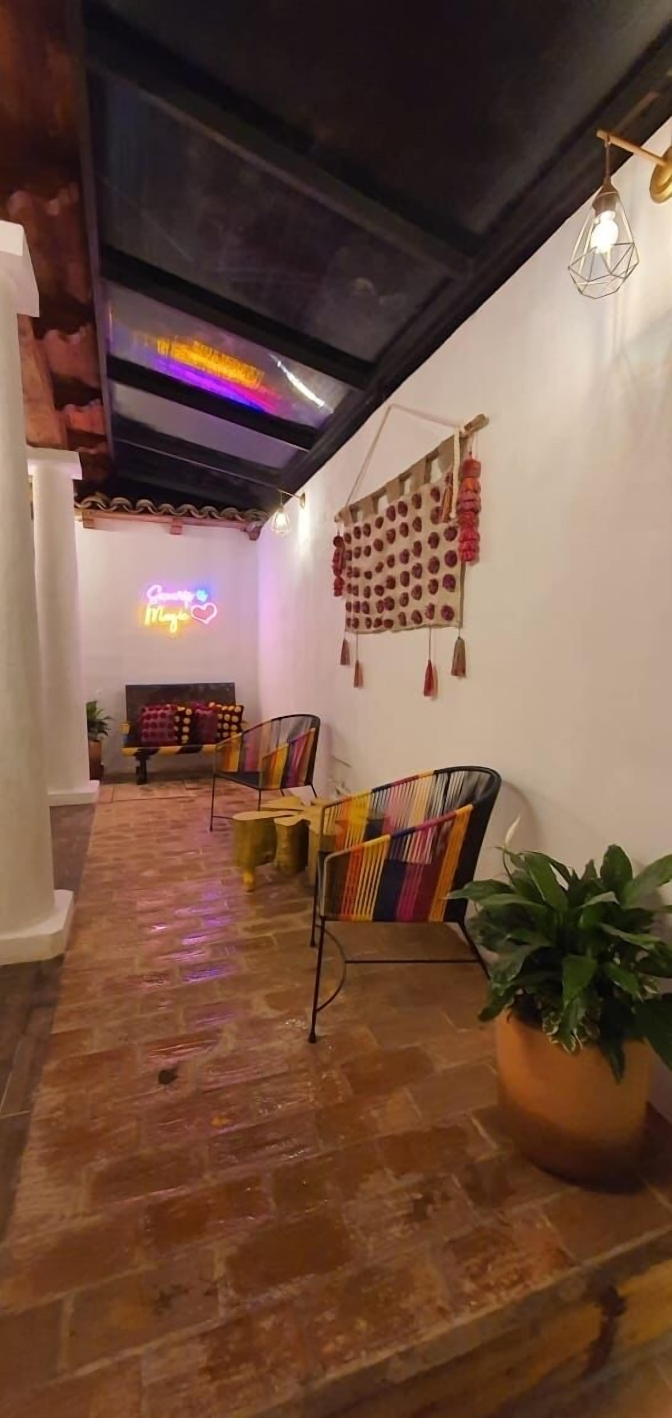 Suites Del Barrio Hotel