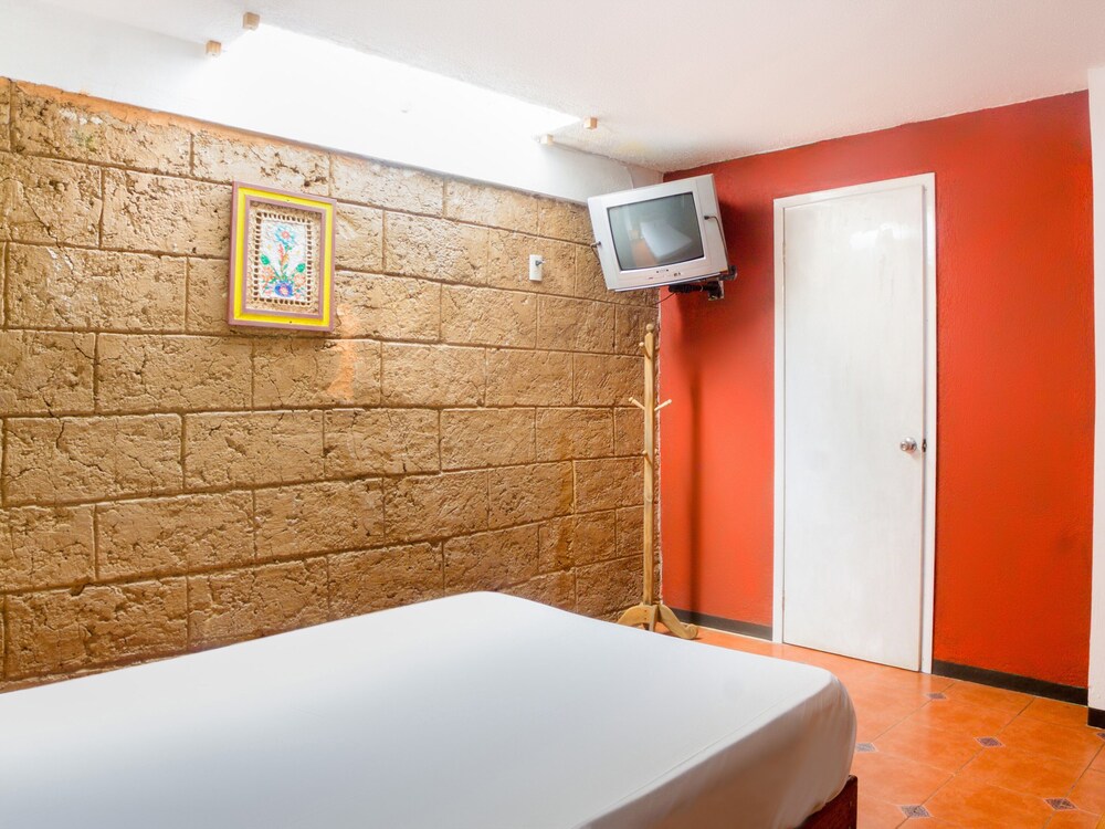 Hotel Del Centro by OYO Rooms