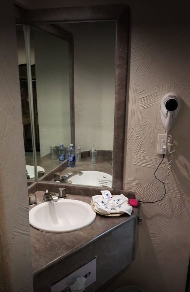Porto Novo Hotel & Suites