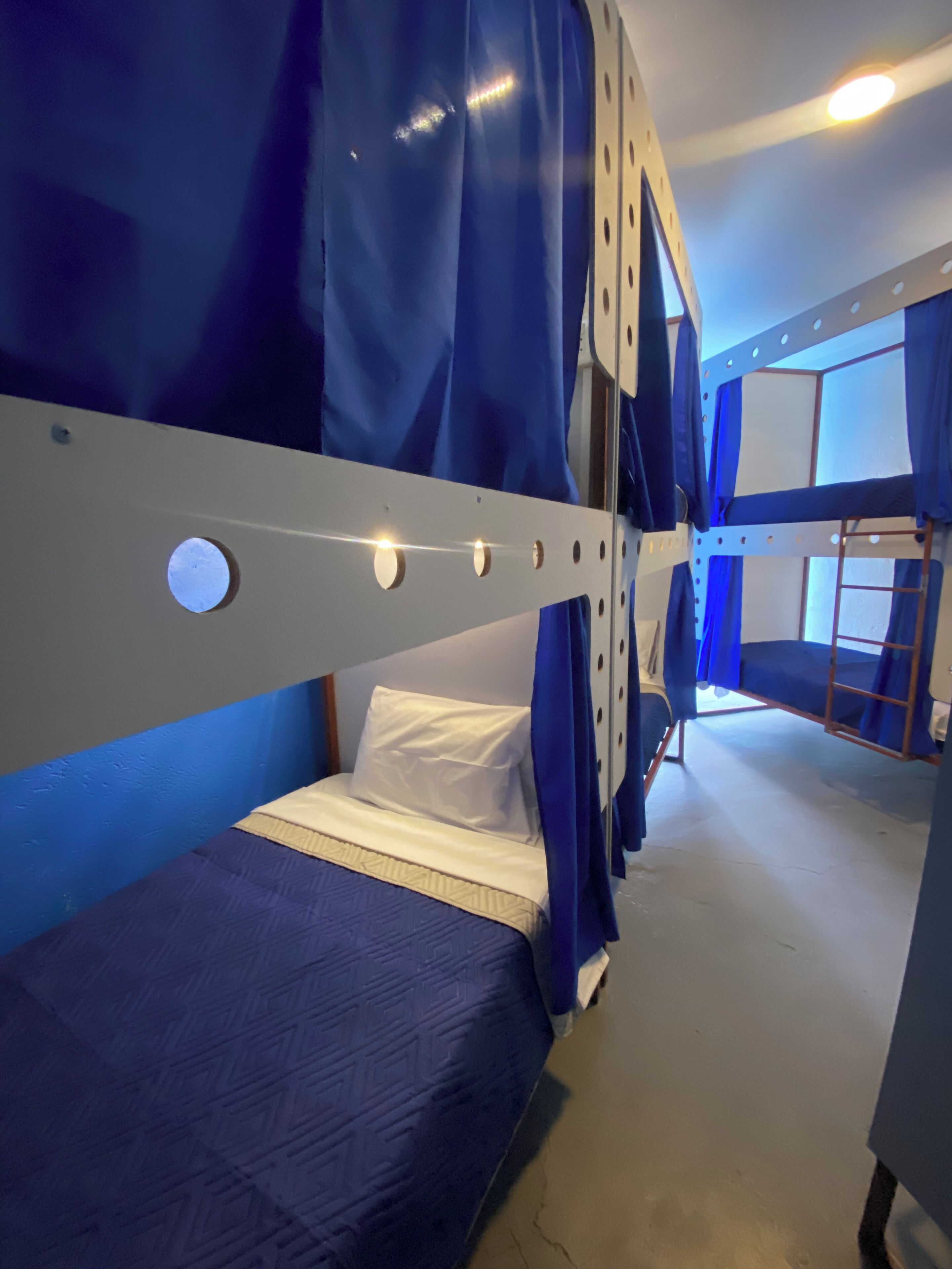 Roomies Hotel World Trade Center