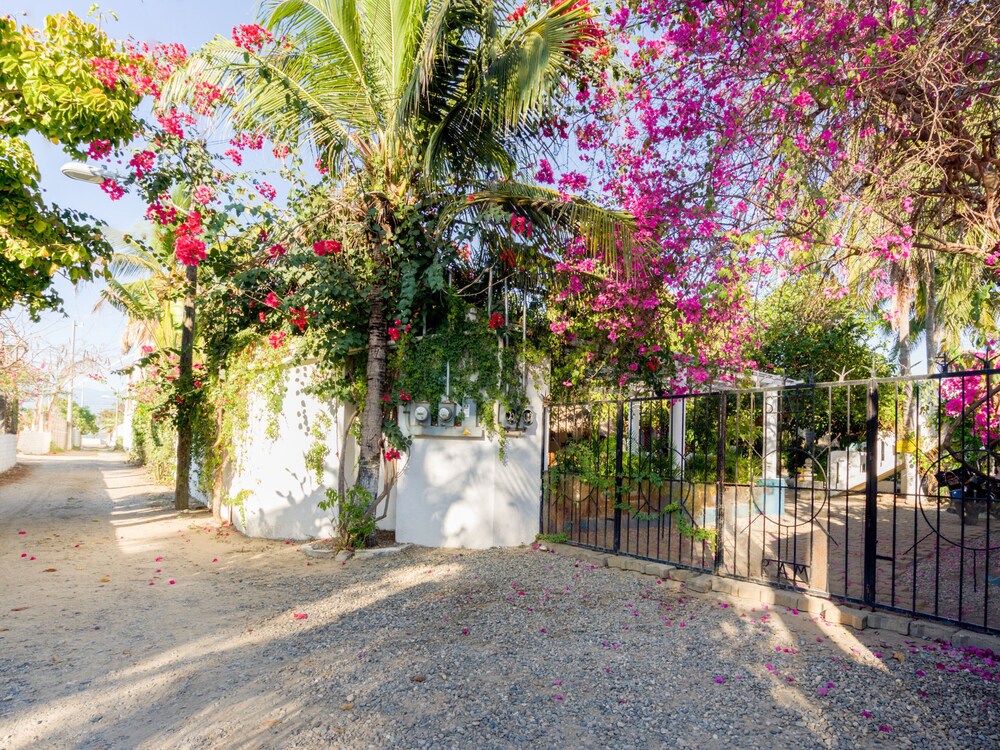 Nuestra Casa-Sai (Pet Friendly Hotel & Beach Club)