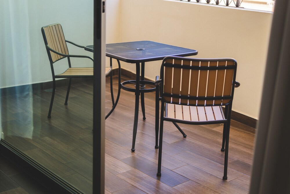 La Lola Hotel & Suites
