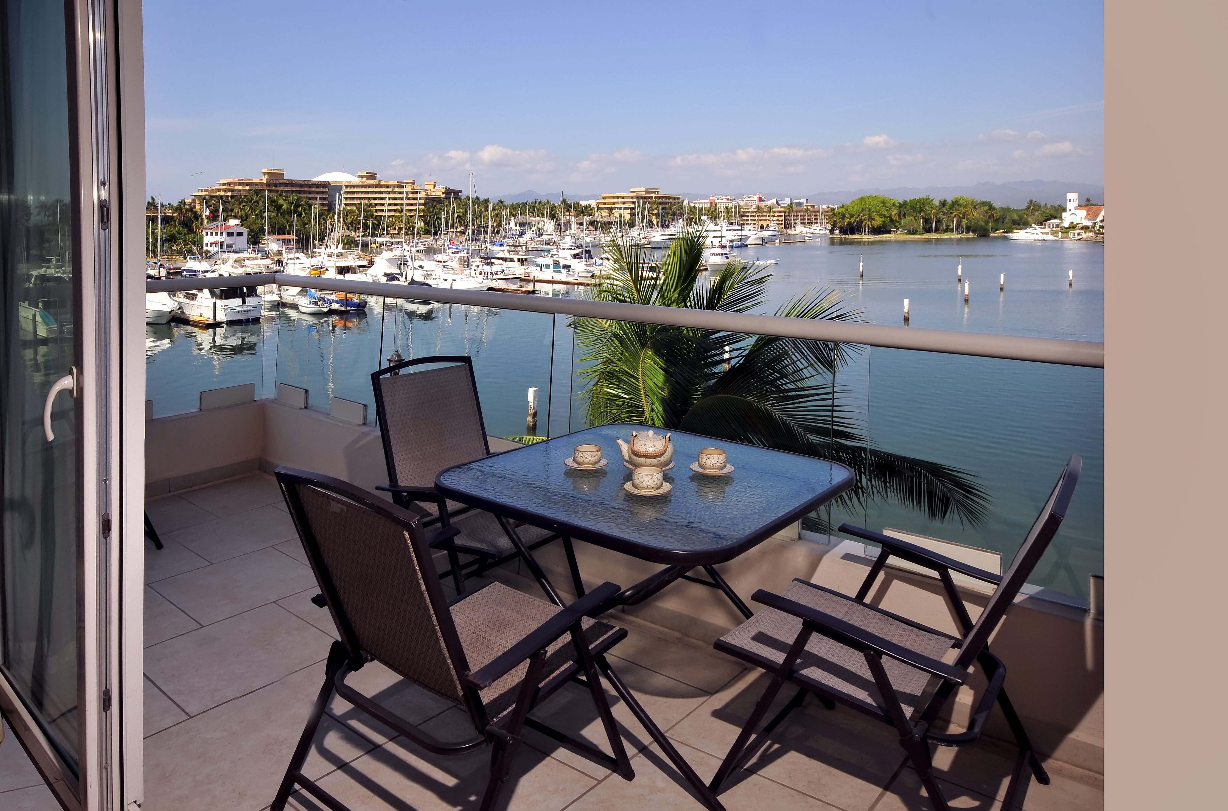 Marina Banderas Suites Hotel