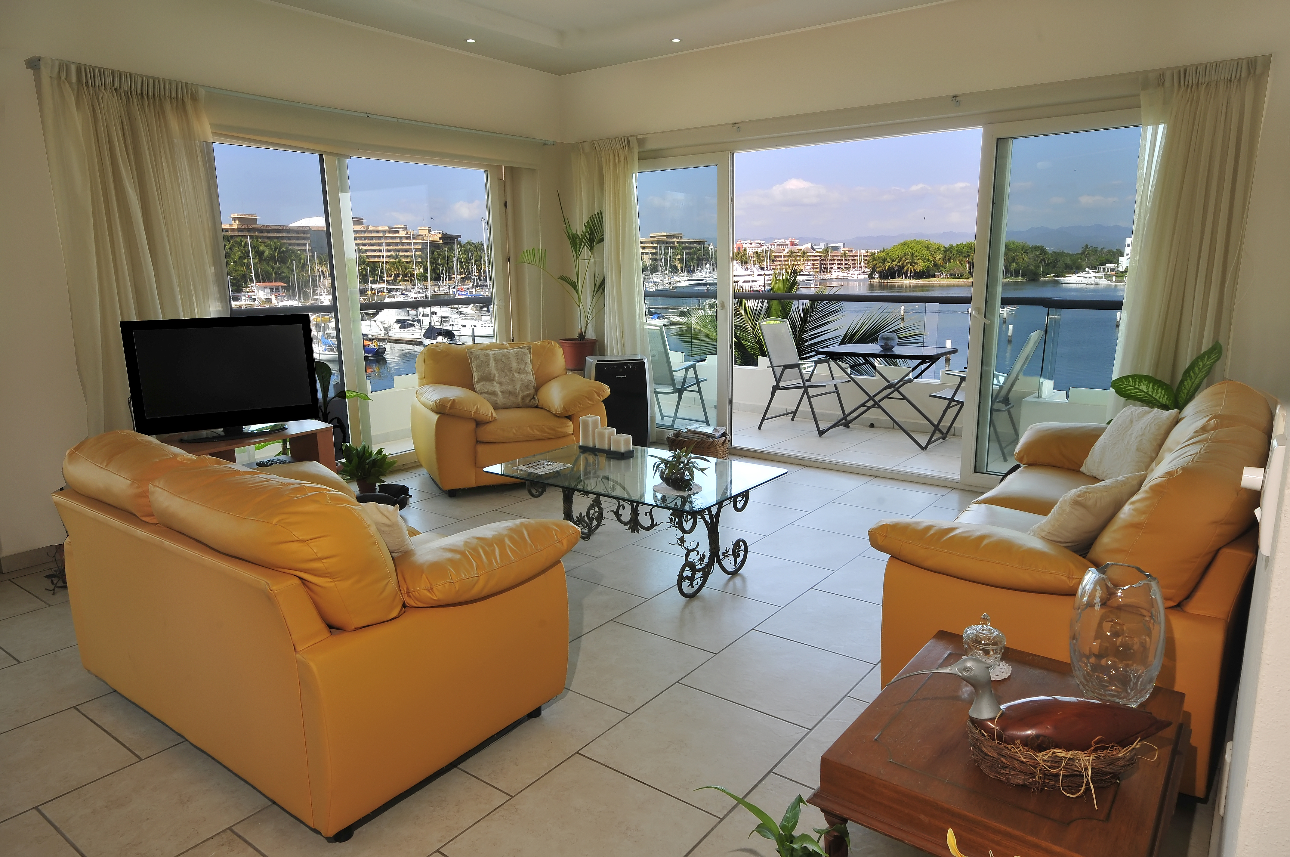 Marina Banderas Suites Hotel