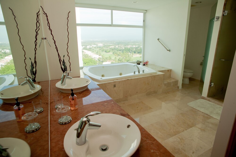 Shangri La Penthouses by Cheap Getaway
