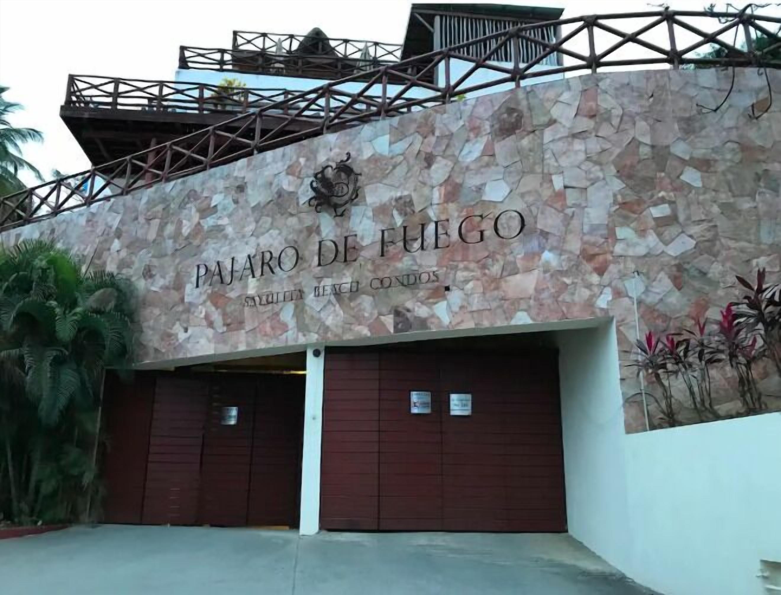 Pajaro De Fuego Pool & Terrace