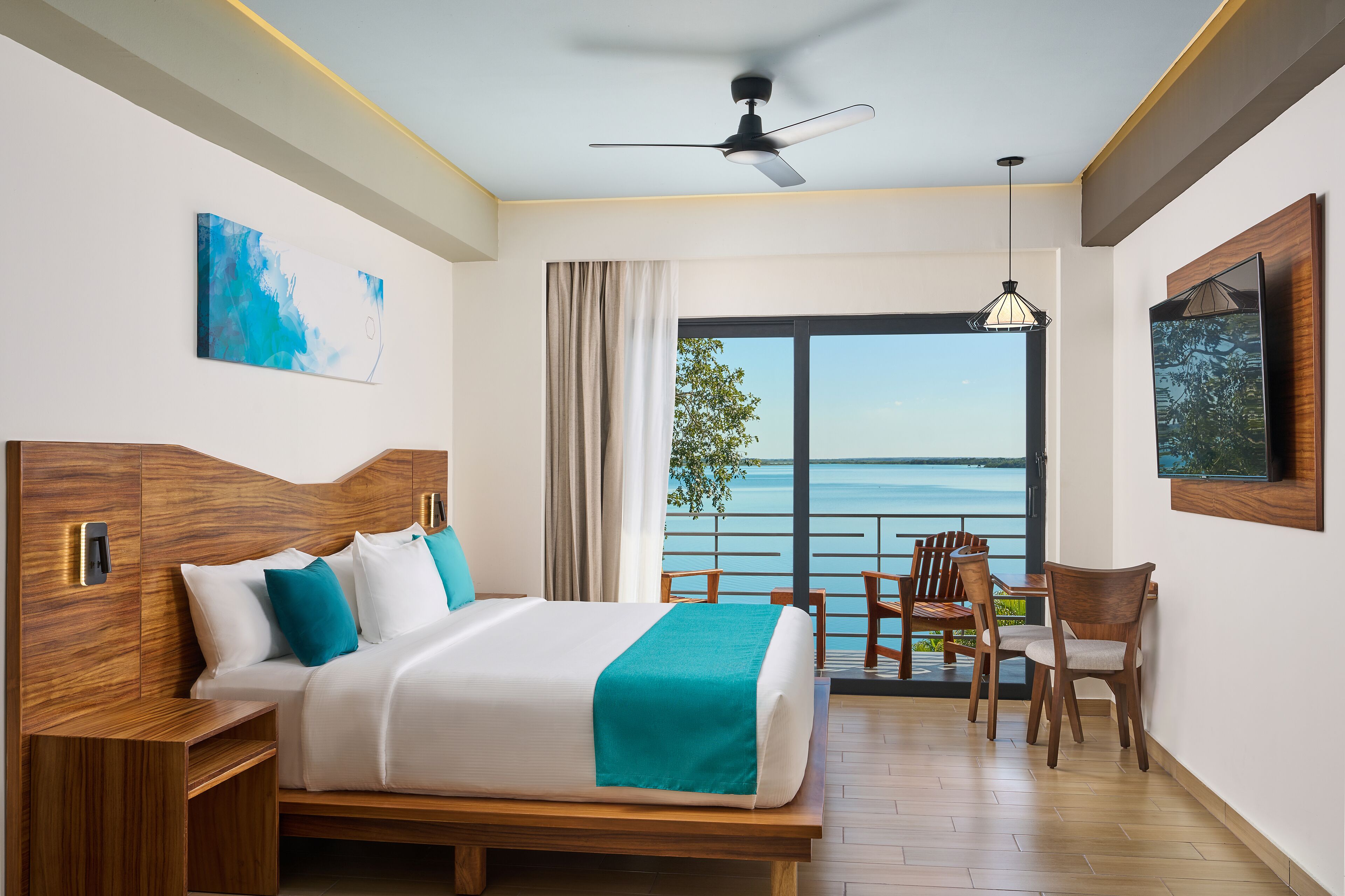 Cristalino Lagoon Front Hotel Restaurant & Spa