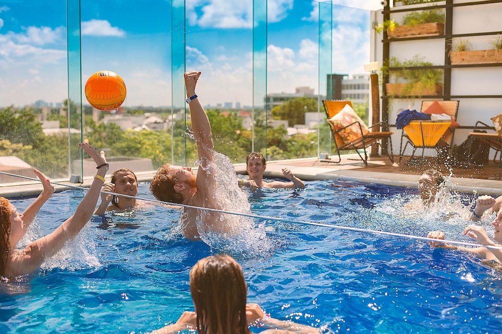 Nomads Hotel, Hostel & Bar Cancun