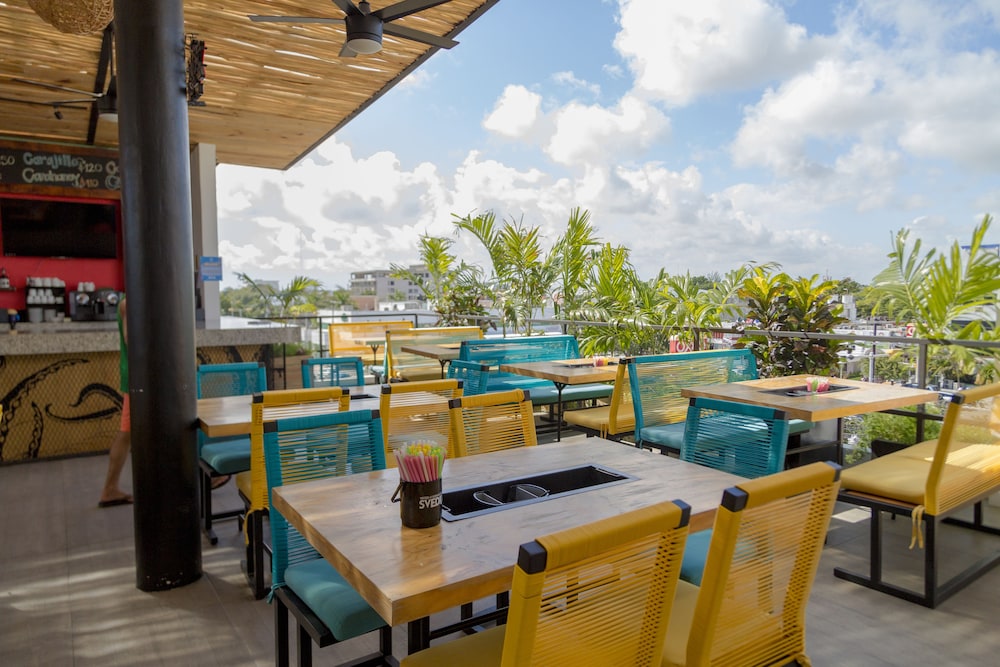 Nomads Hotel, Hostel & Bar Cancun