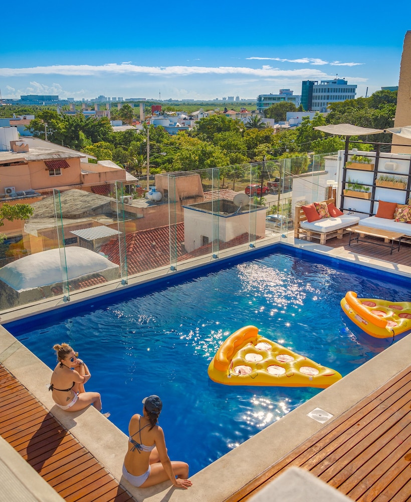 Nomads Hotel, Hostel & Bar Cancun