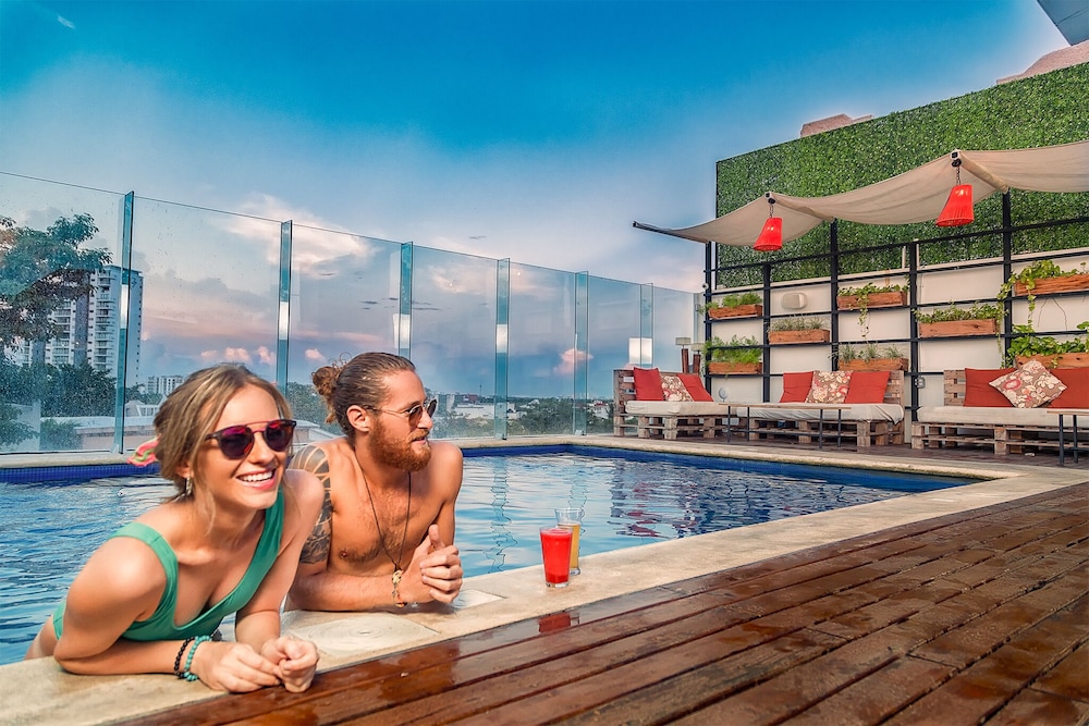 Nomads Hotel, Hostel & Bar Cancun