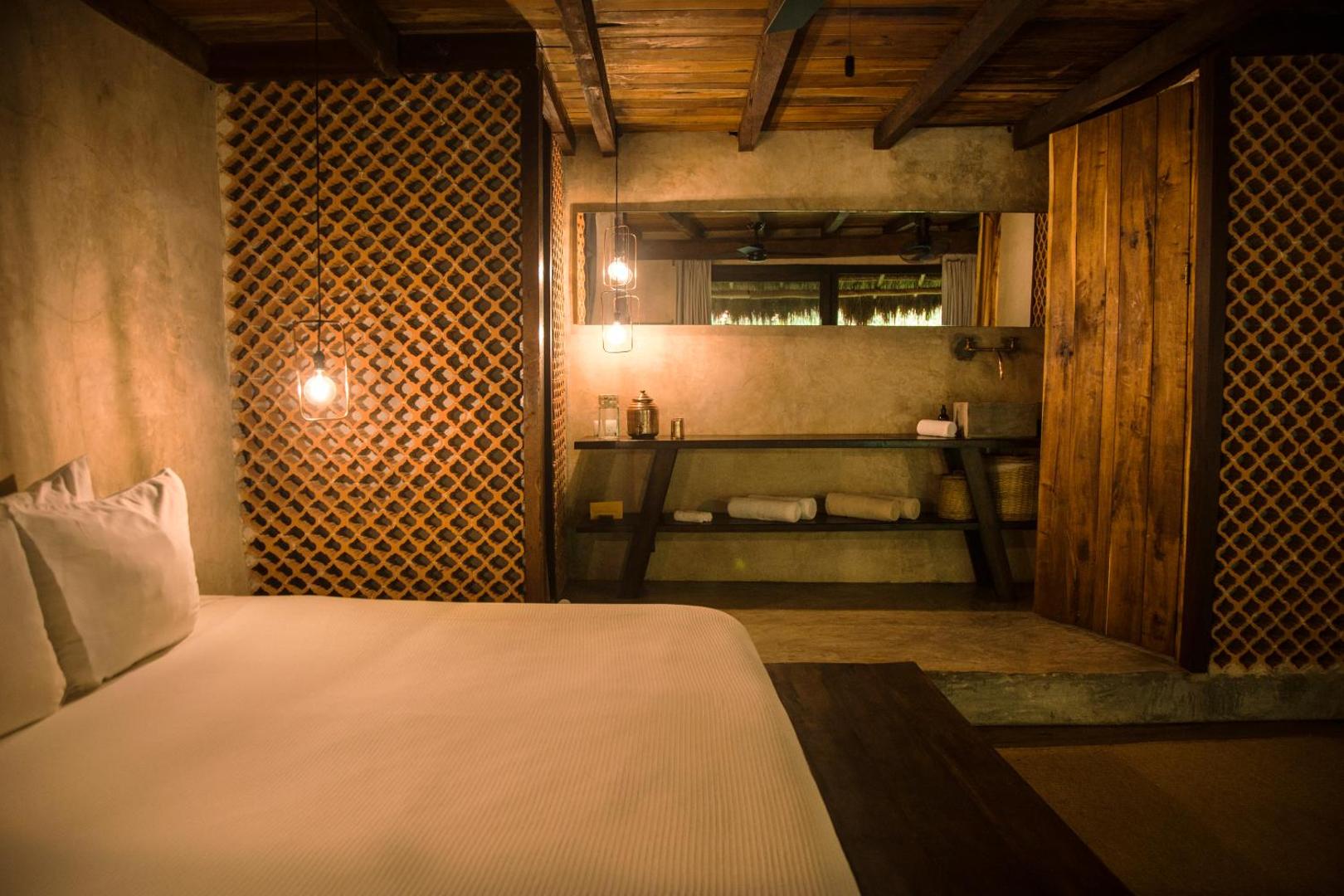Amor Rooms