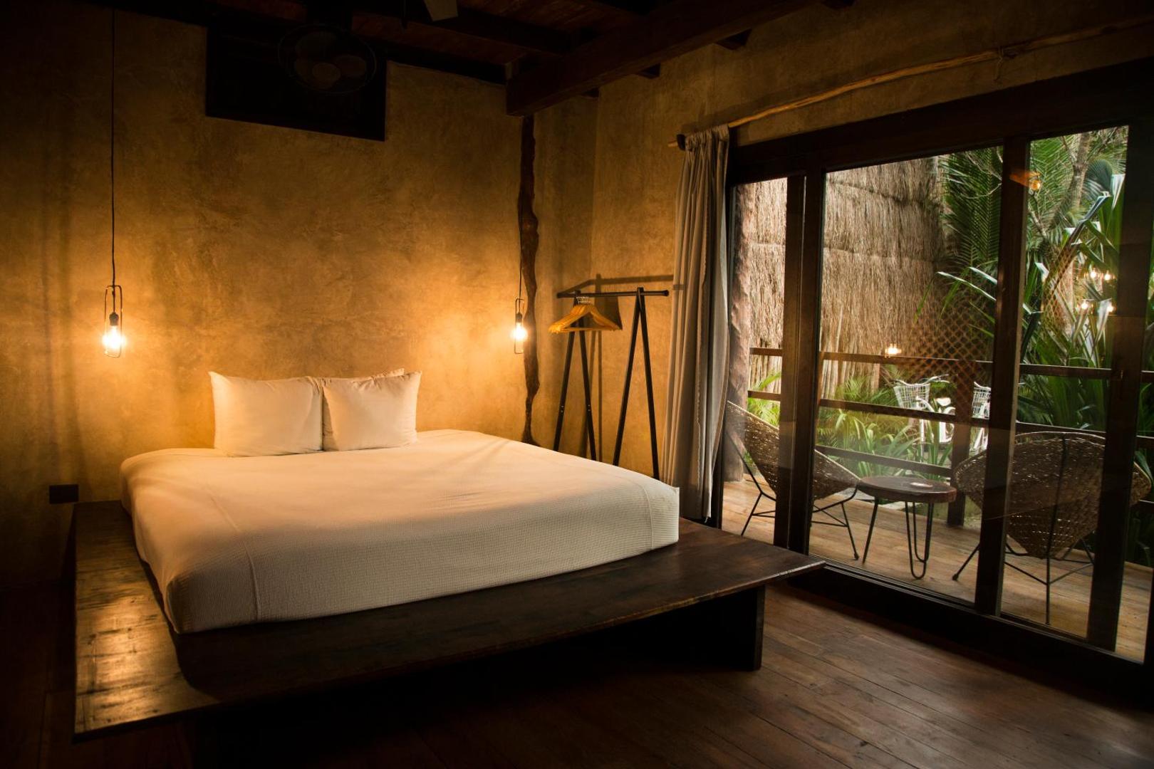 Amor Rooms