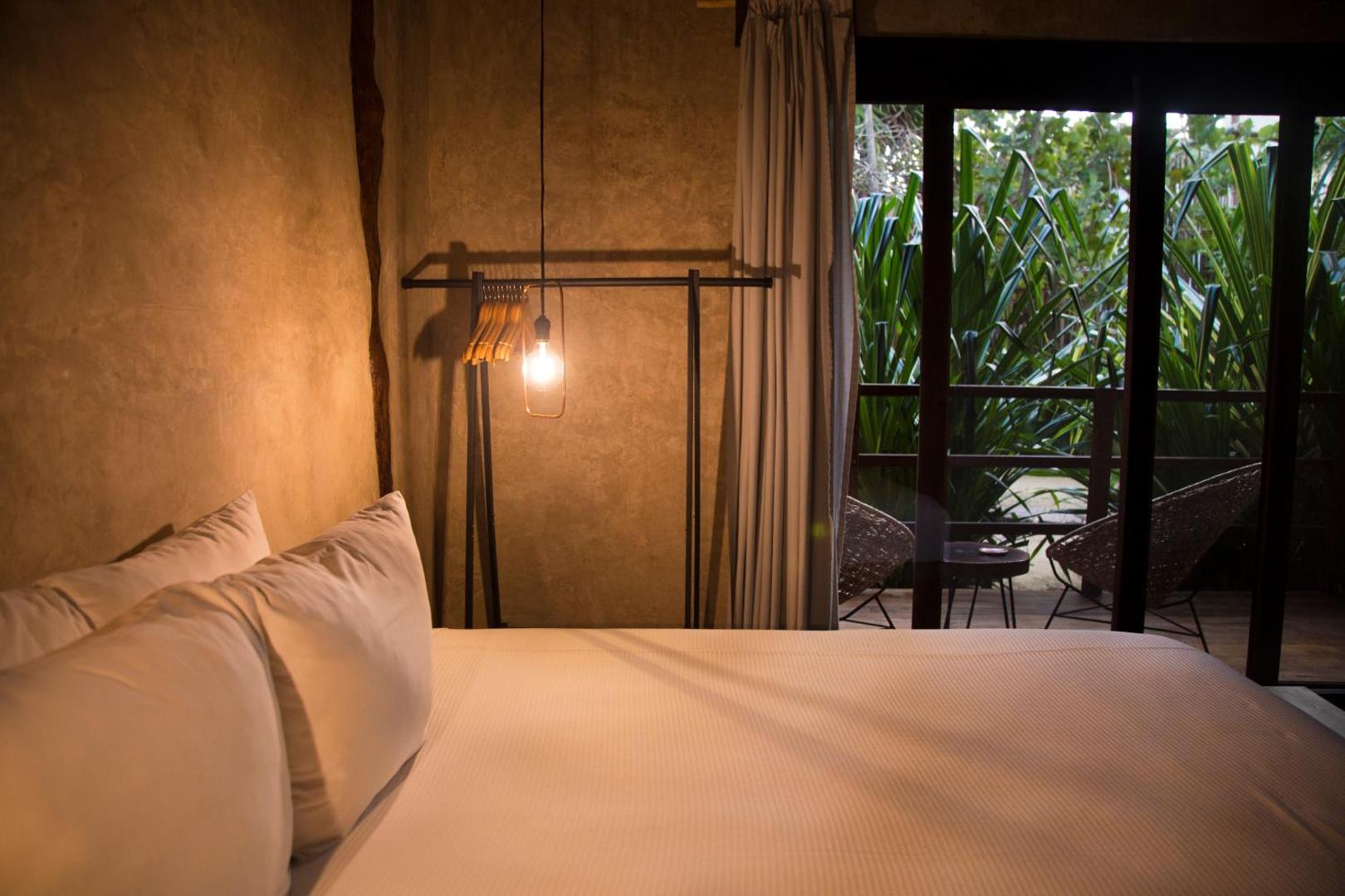 Amor Rooms