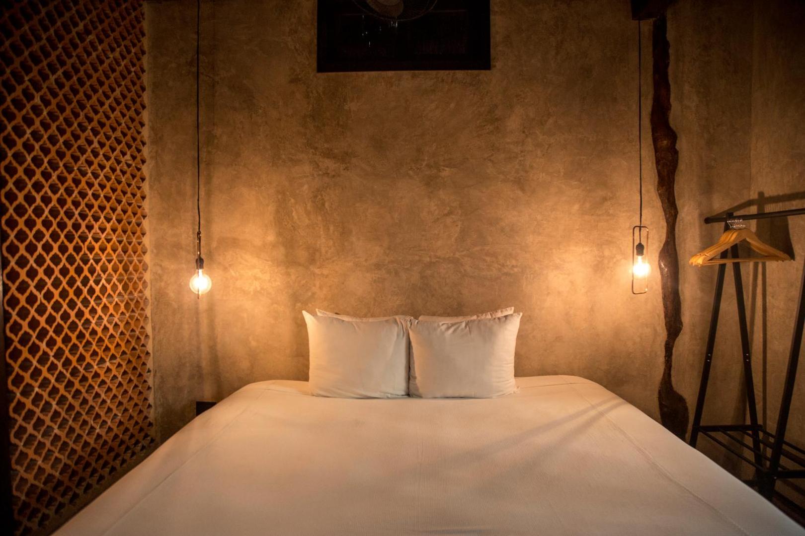 Amor Rooms