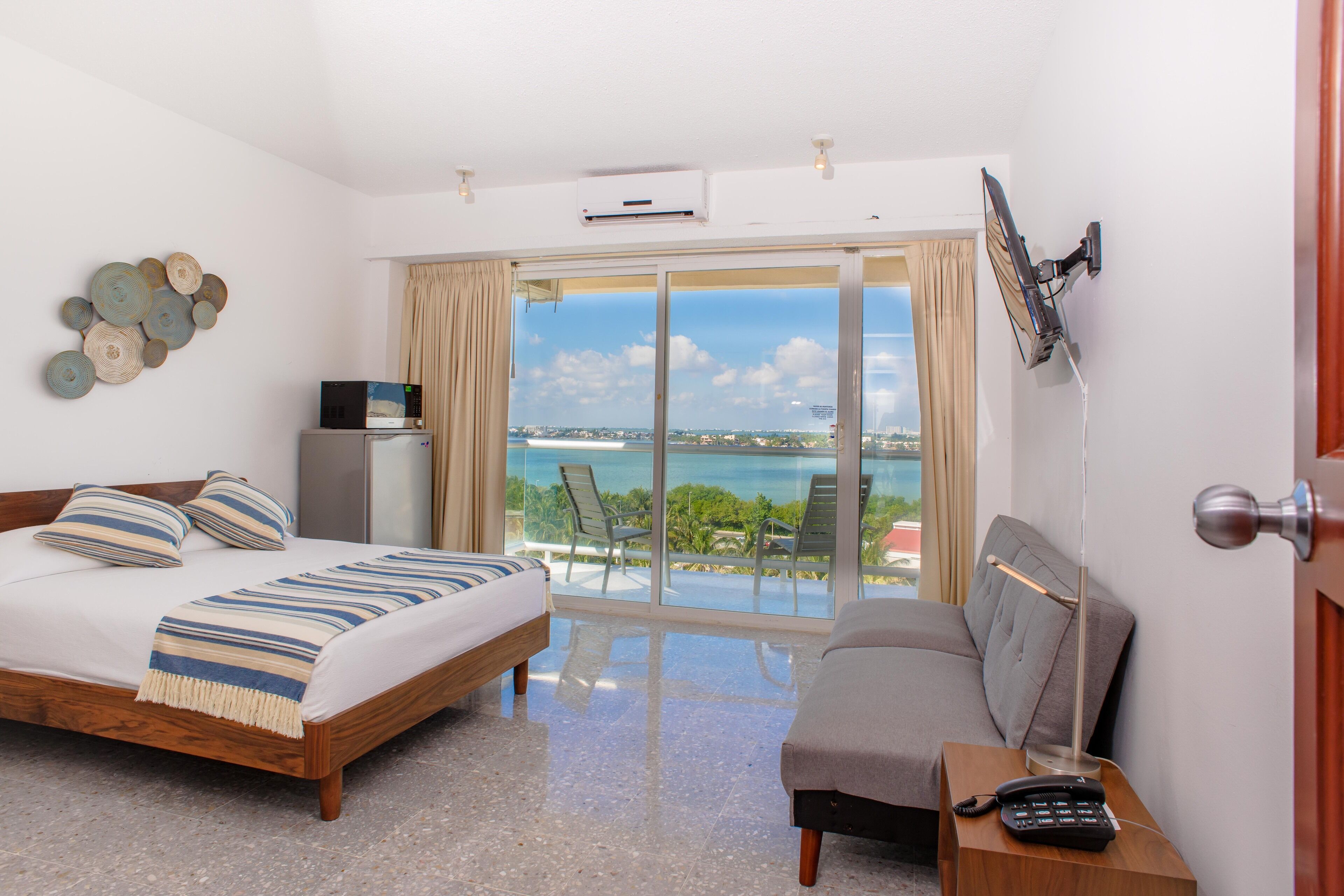 Paradise Beachfront & Nightlife Heart