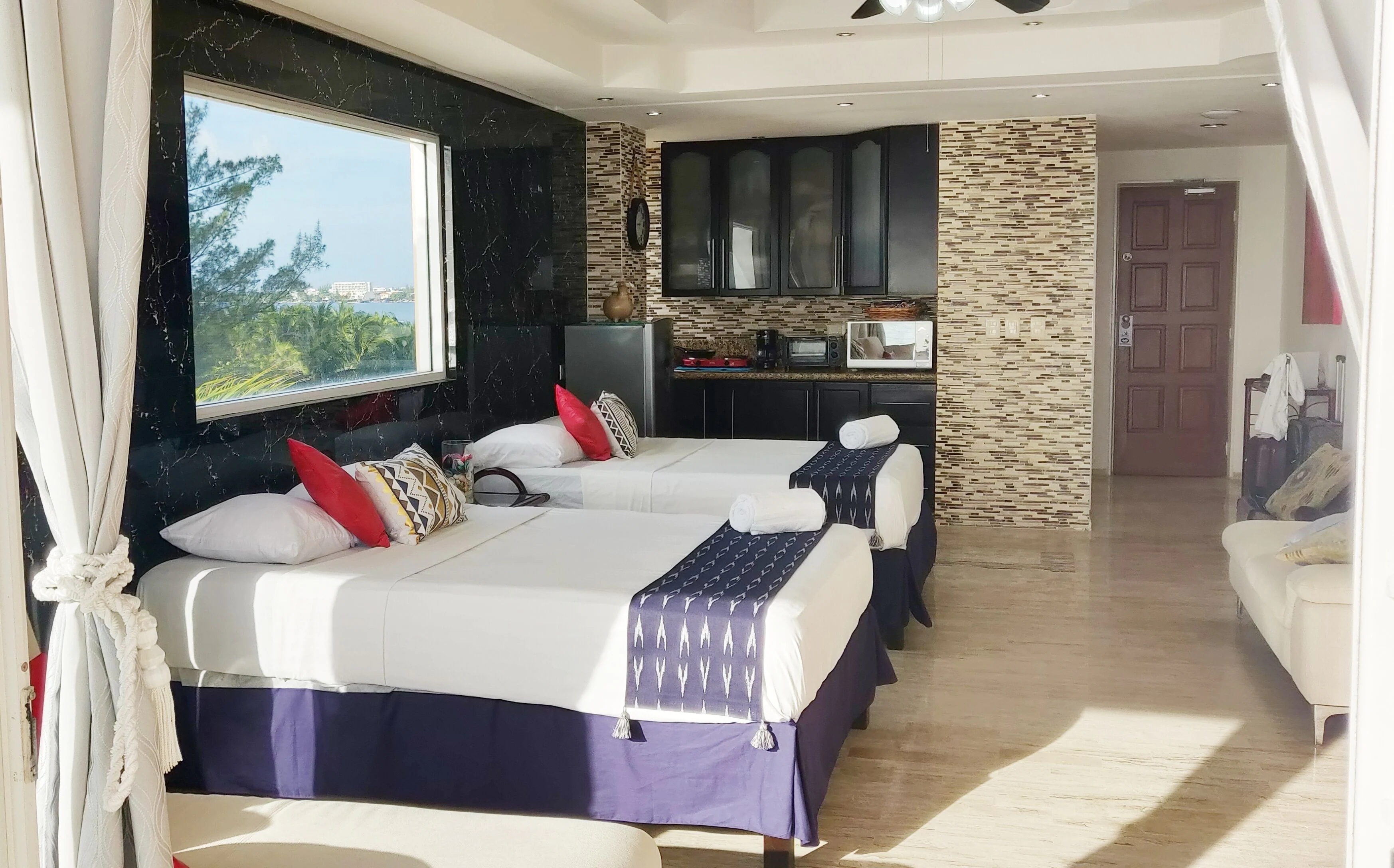 Paradise Beachfront & Nightlife Heart