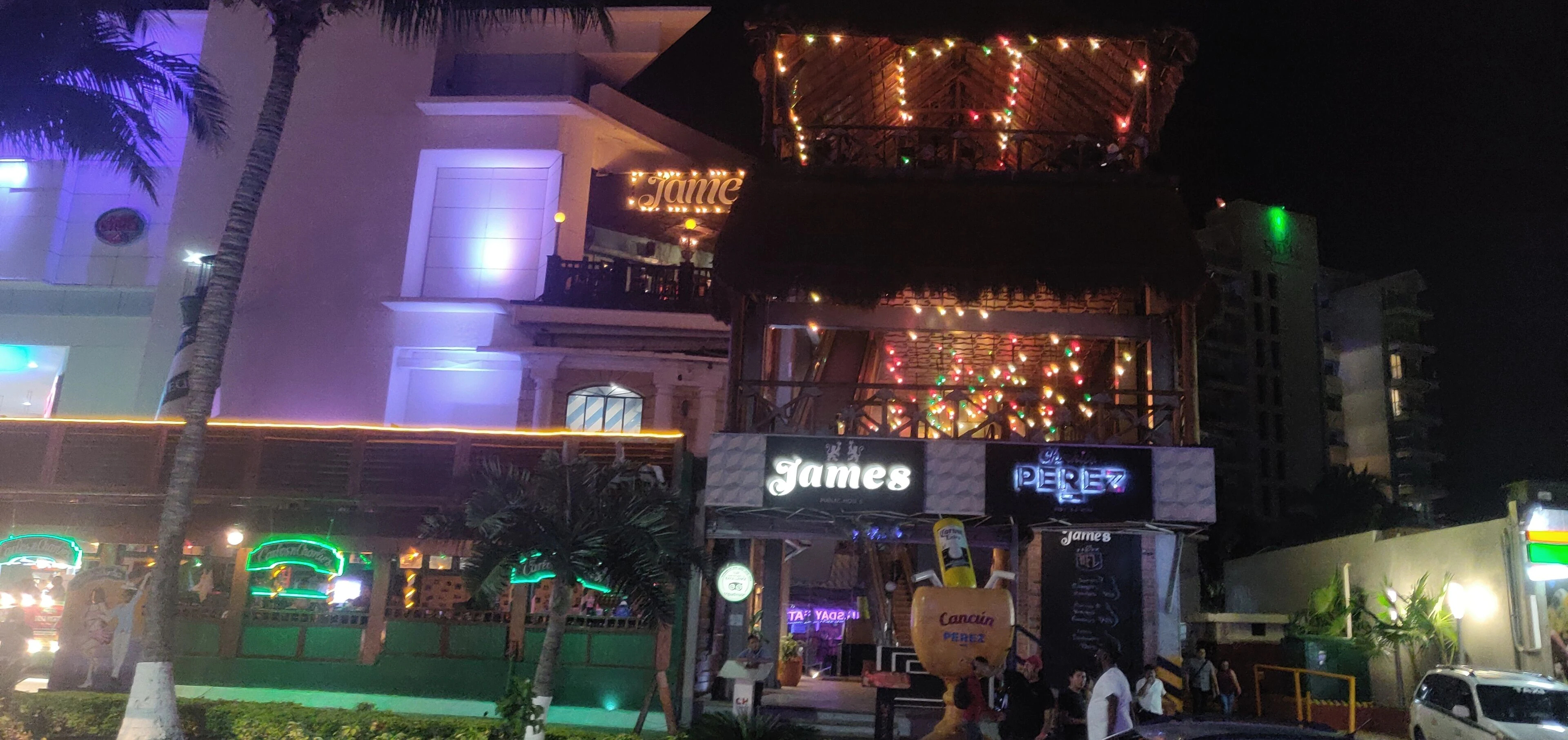 Paradise Beachfront & Nightlife Heart