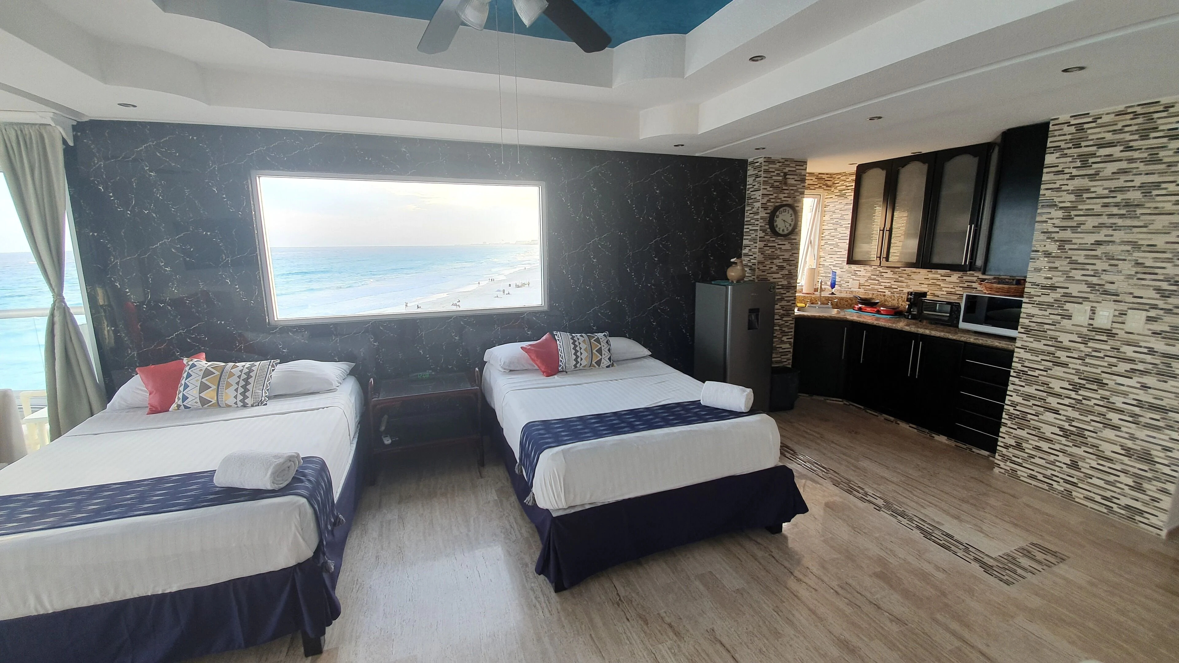 Paradise Beachfront & Nightlife Heart