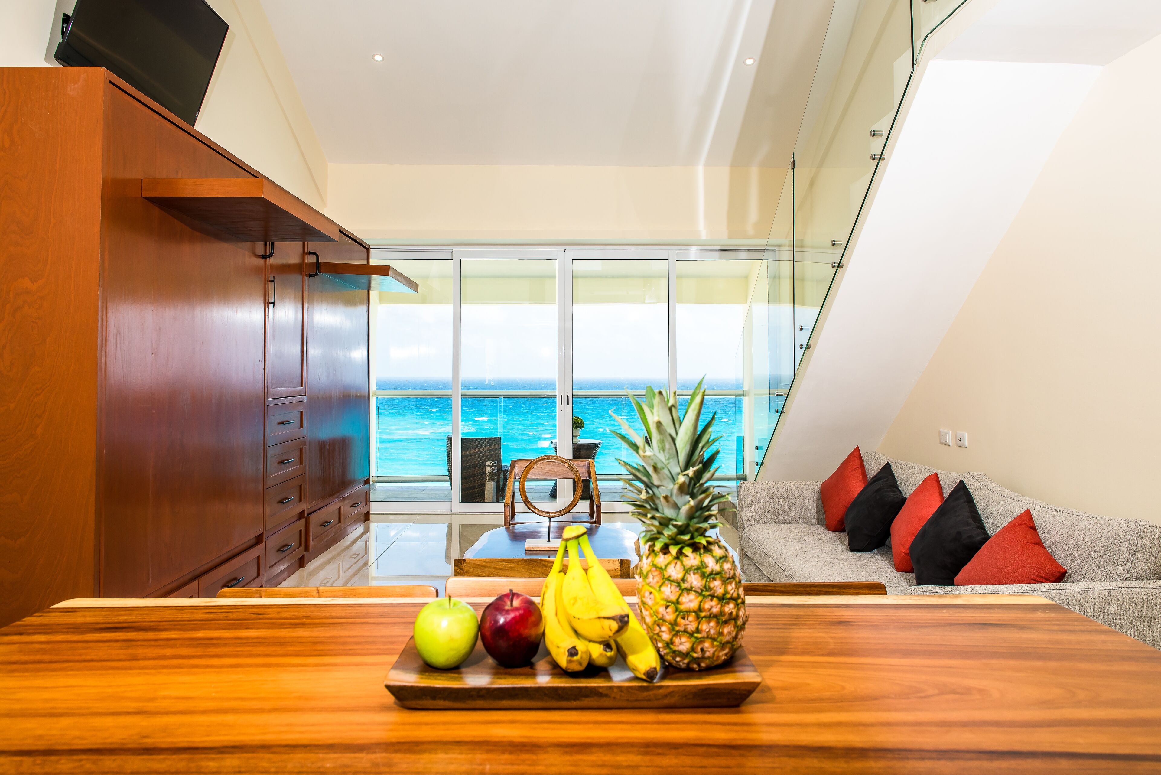 Paradise Beachfront & Nightlife Heart