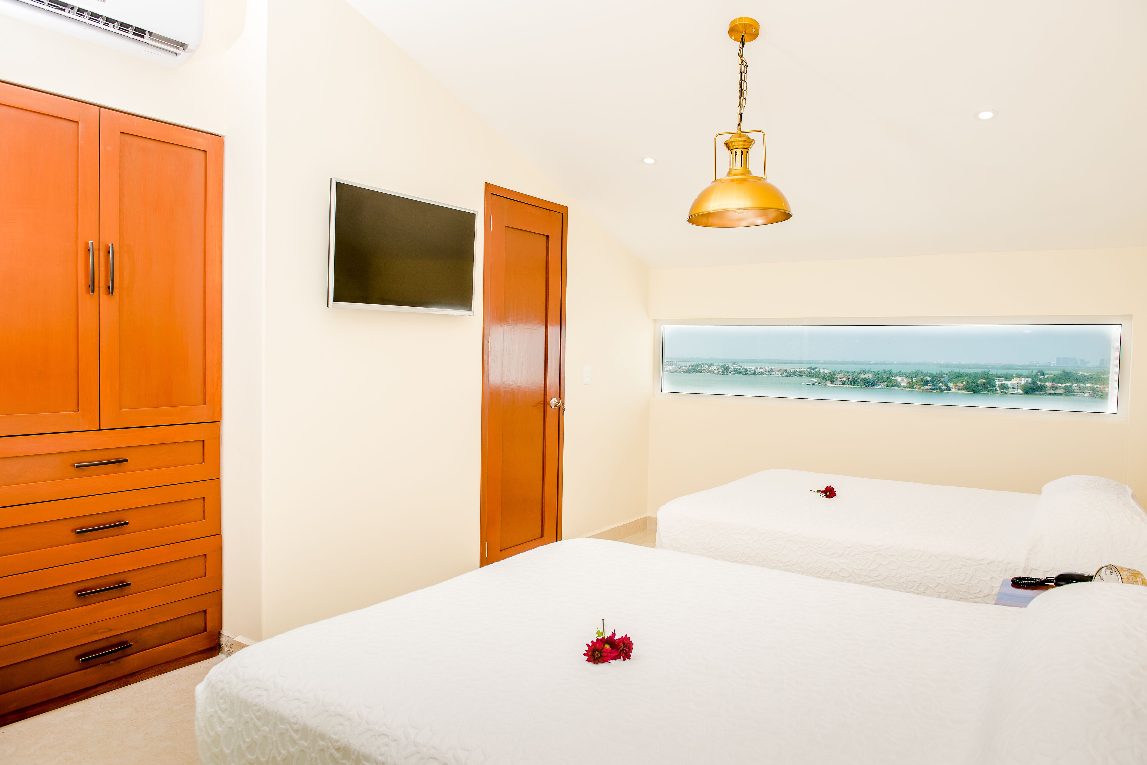 Paradise Beachfront & Nightlife Heart