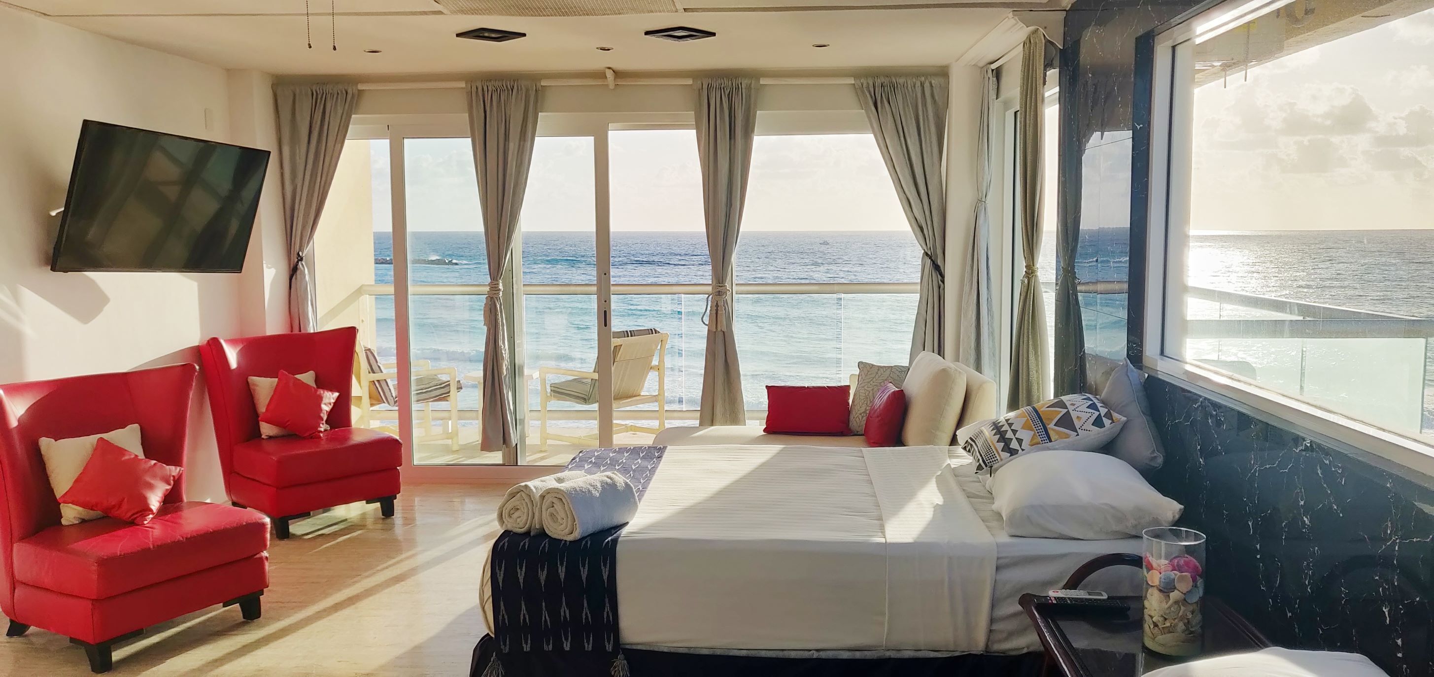 Paradise Beachfront & Nightlife Heart
