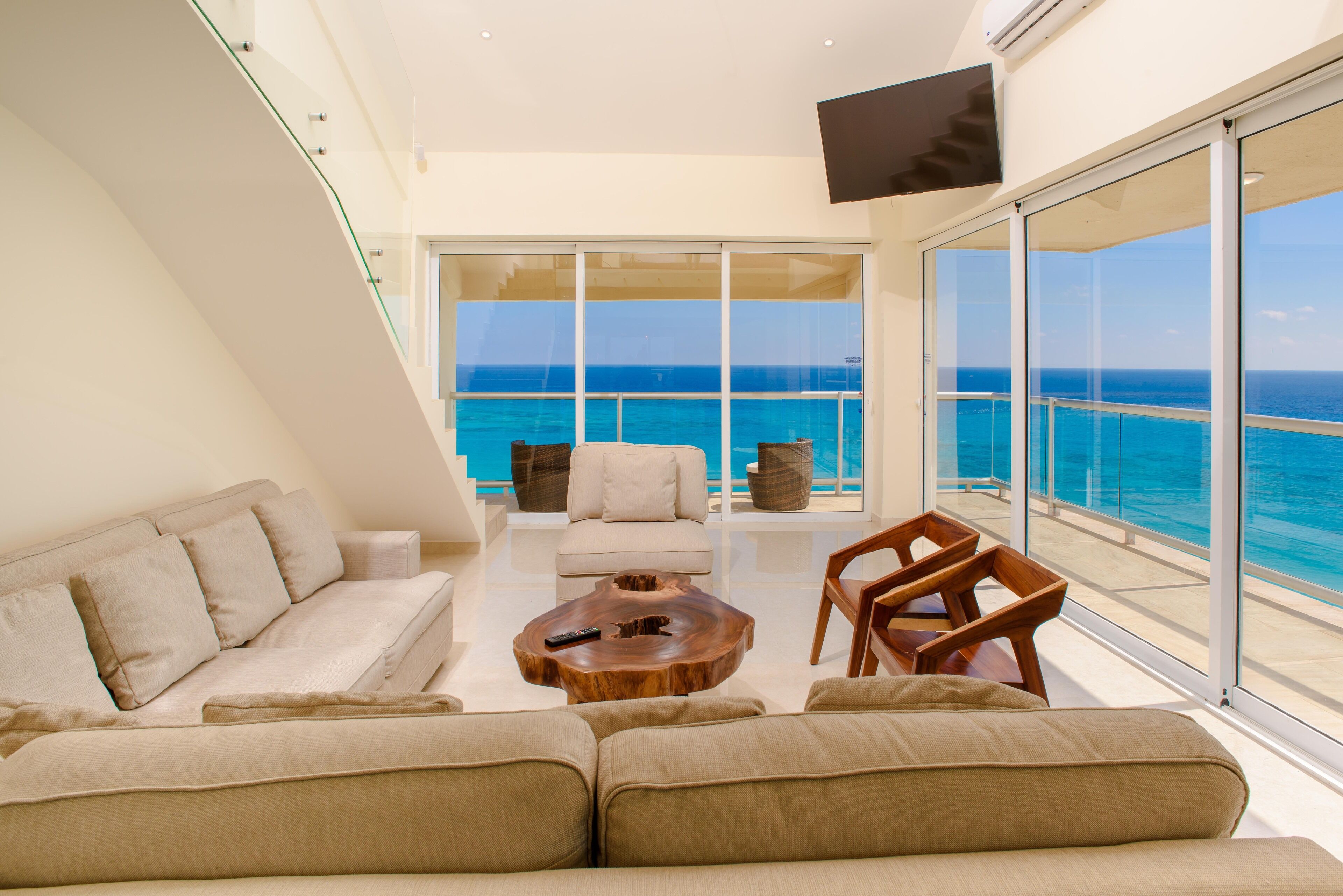 Paradise Beachfront & Nightlife Heart