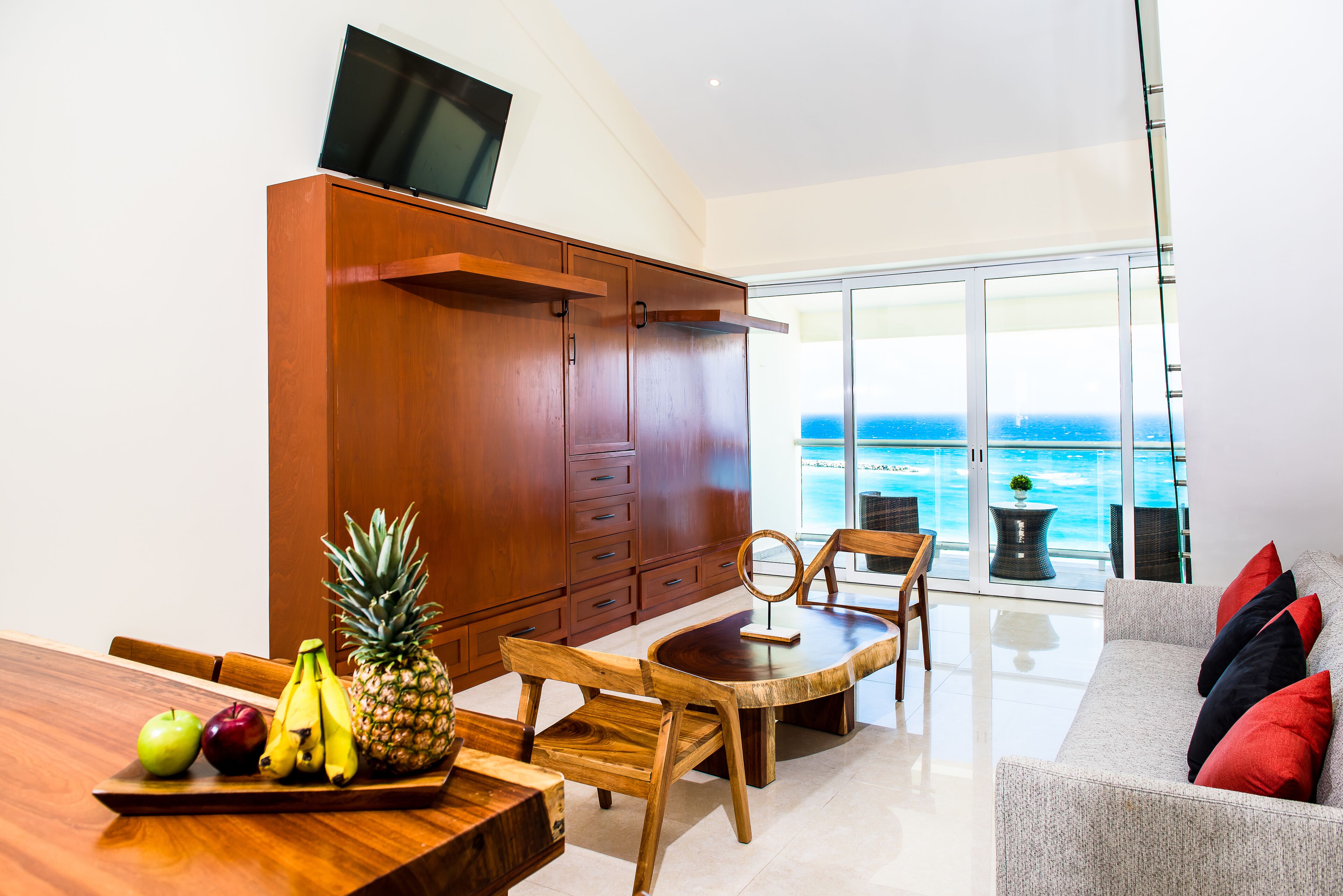 Paradise Beachfront & Nightlife Heart