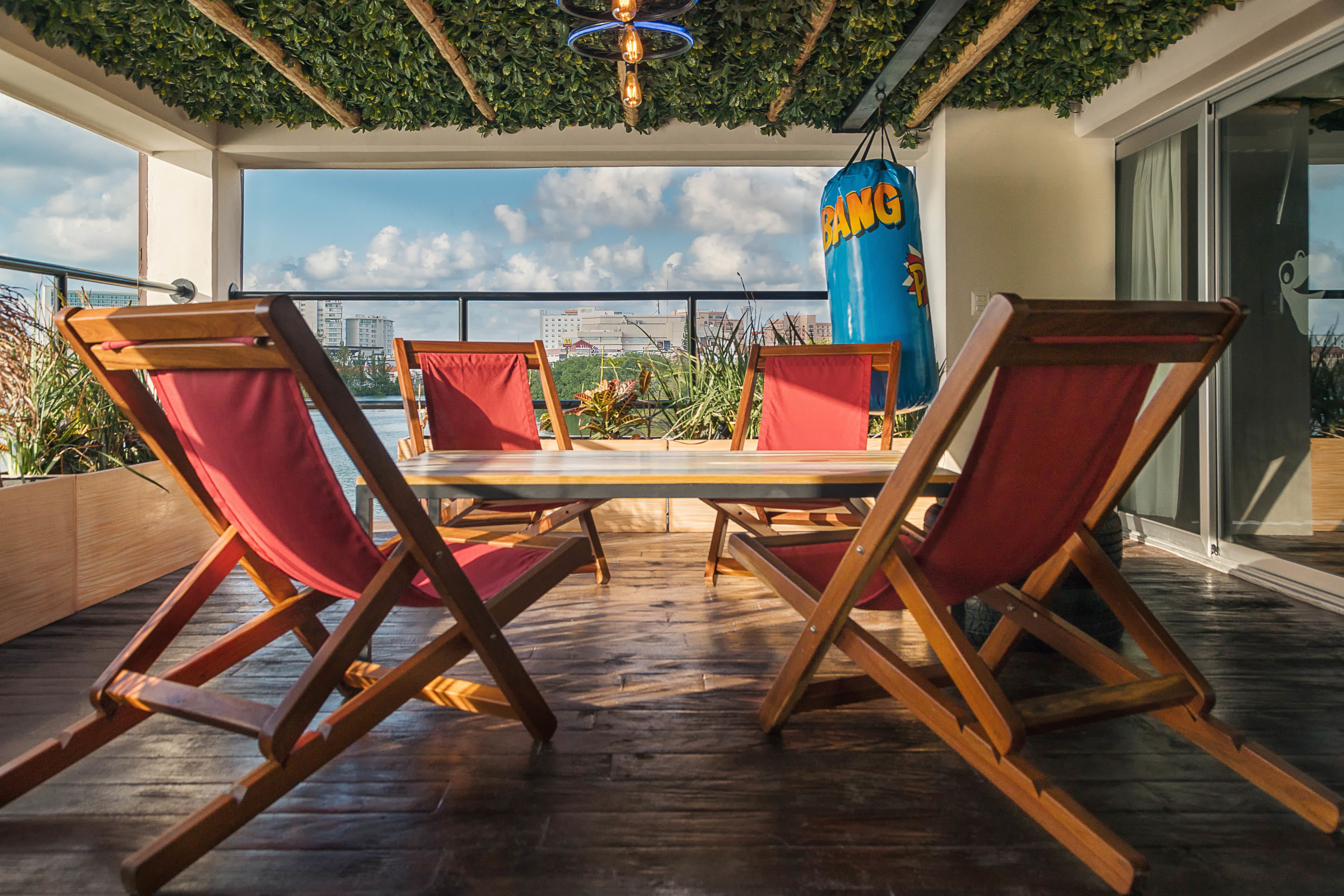 Mayan Monkey Hostel & Bar