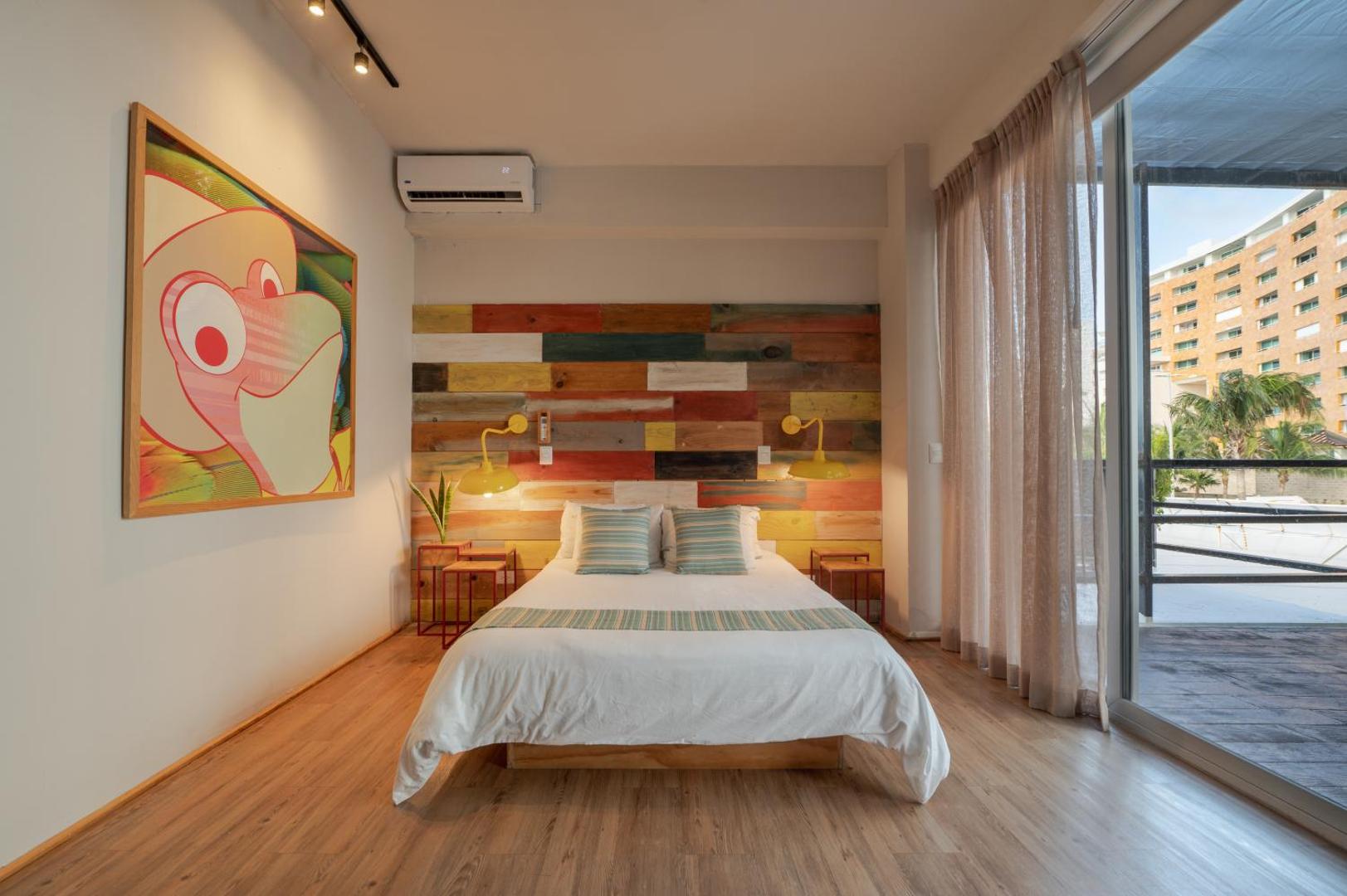 Mayan Monkey Hostel & Bar