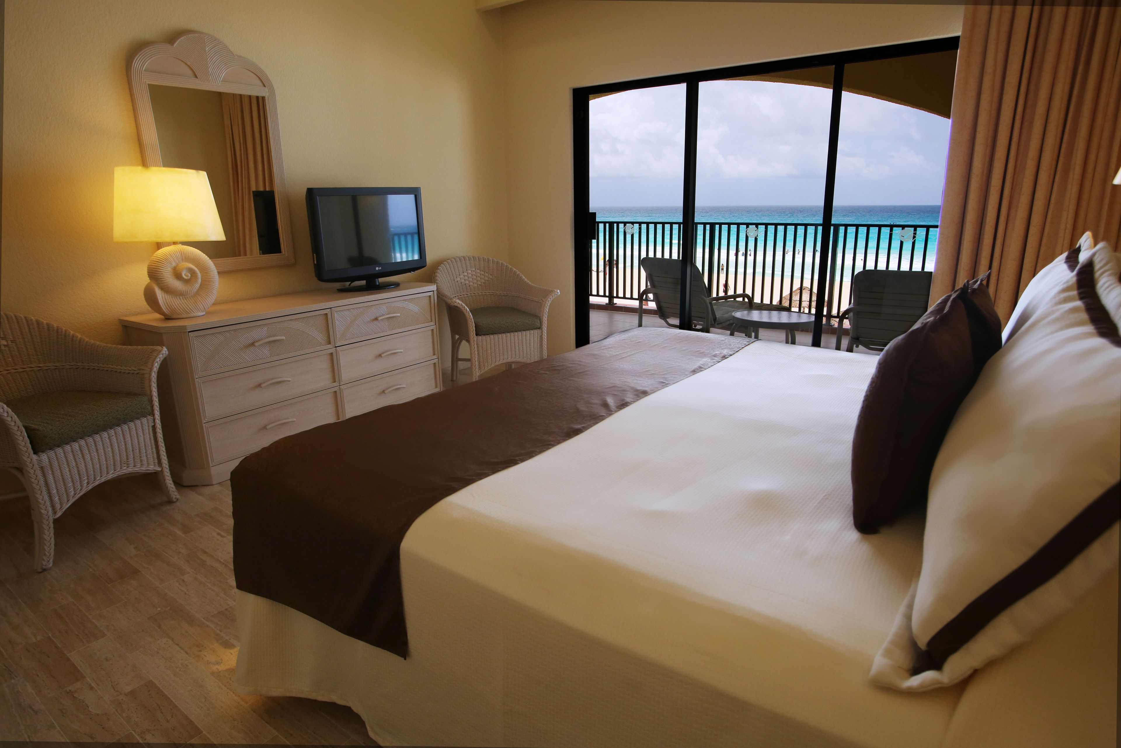 The Royal Islander - An All Suites Resort
