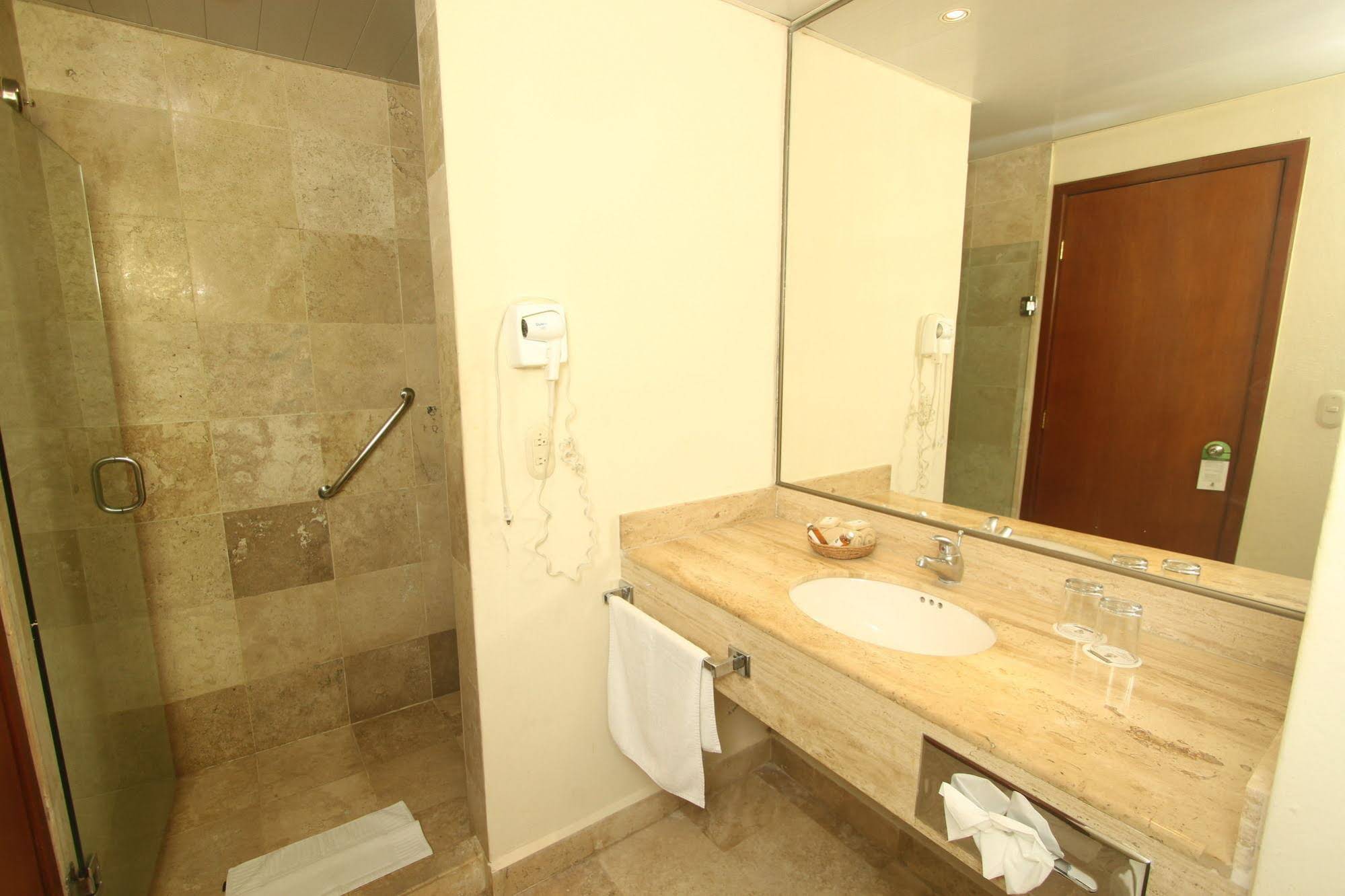 Los Itzaes Hotel