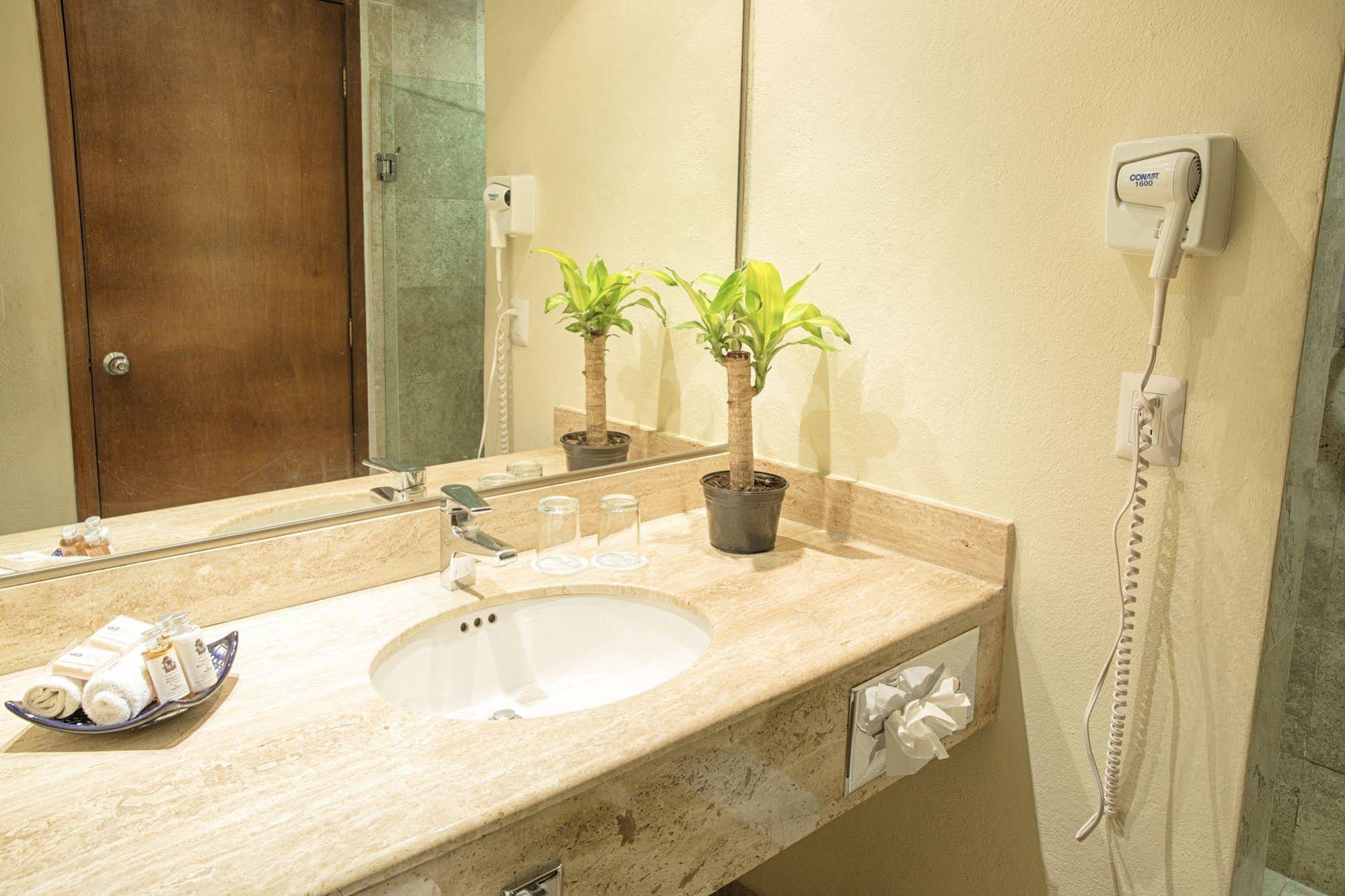 Los Itzaes Hotel