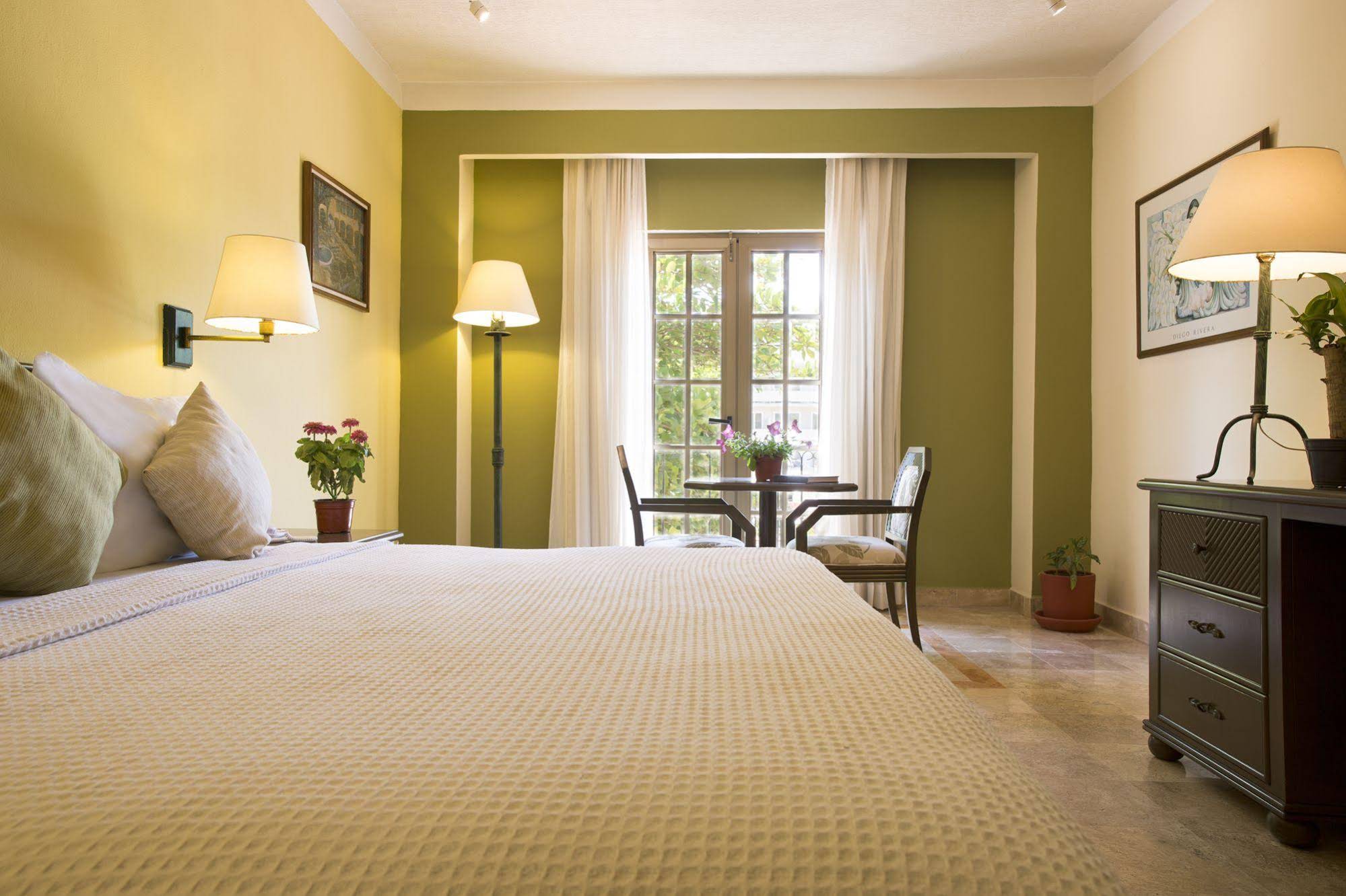 Los Itzaes Hotel