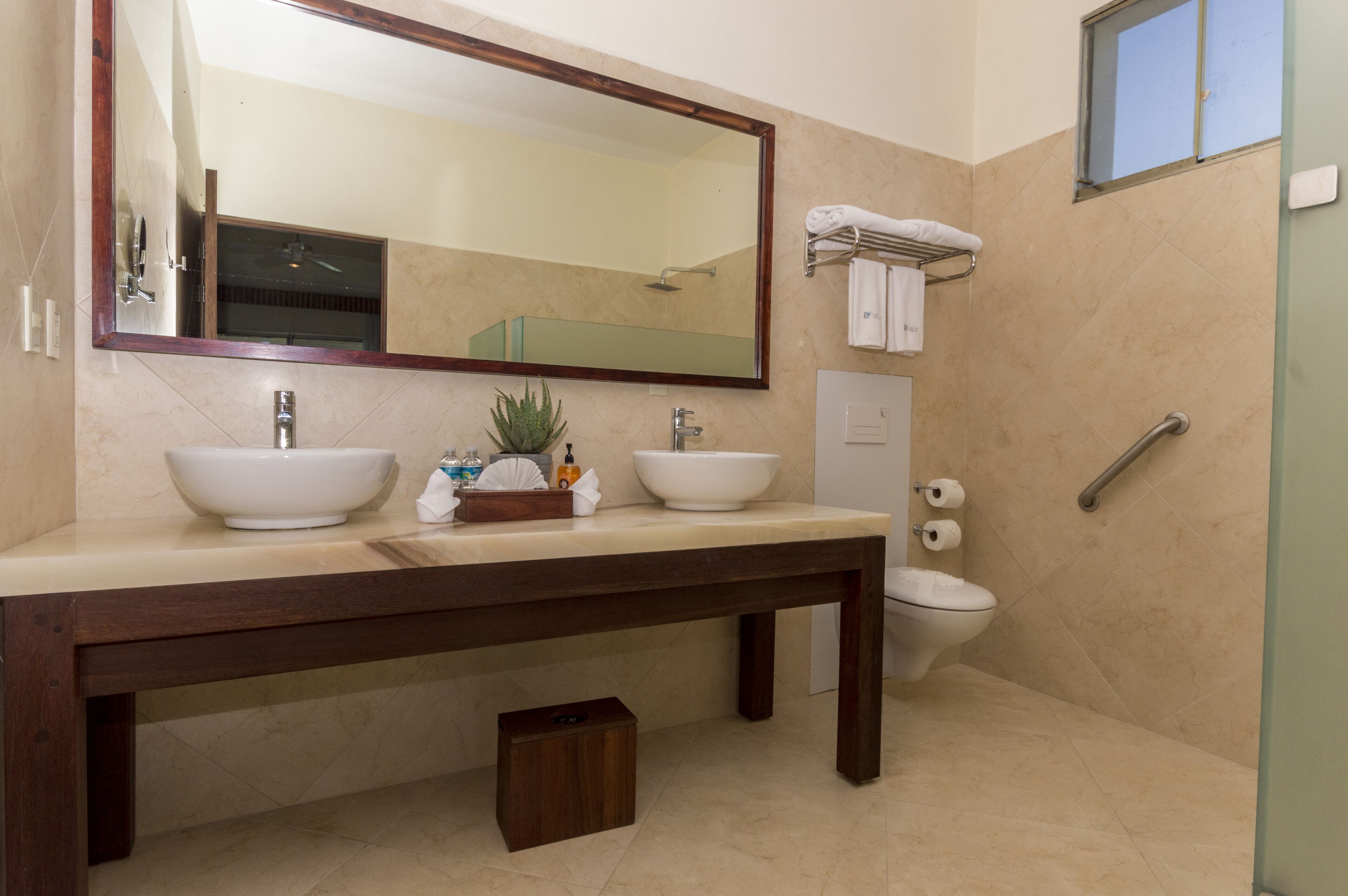 Casa del Puerto by MIJ - Beachfront Hotel