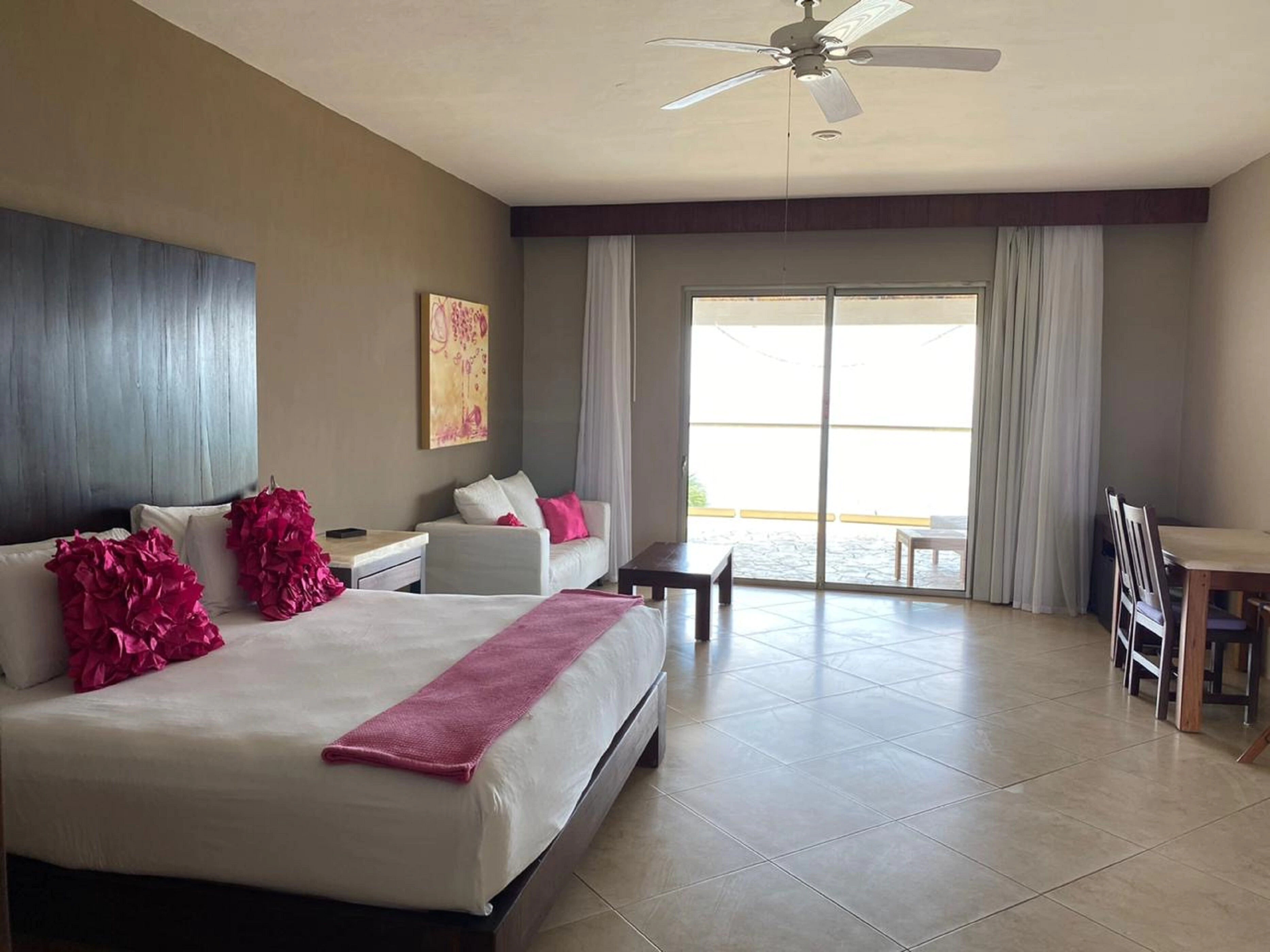 Casa del Puerto by MIJ - Beachfront Hotel