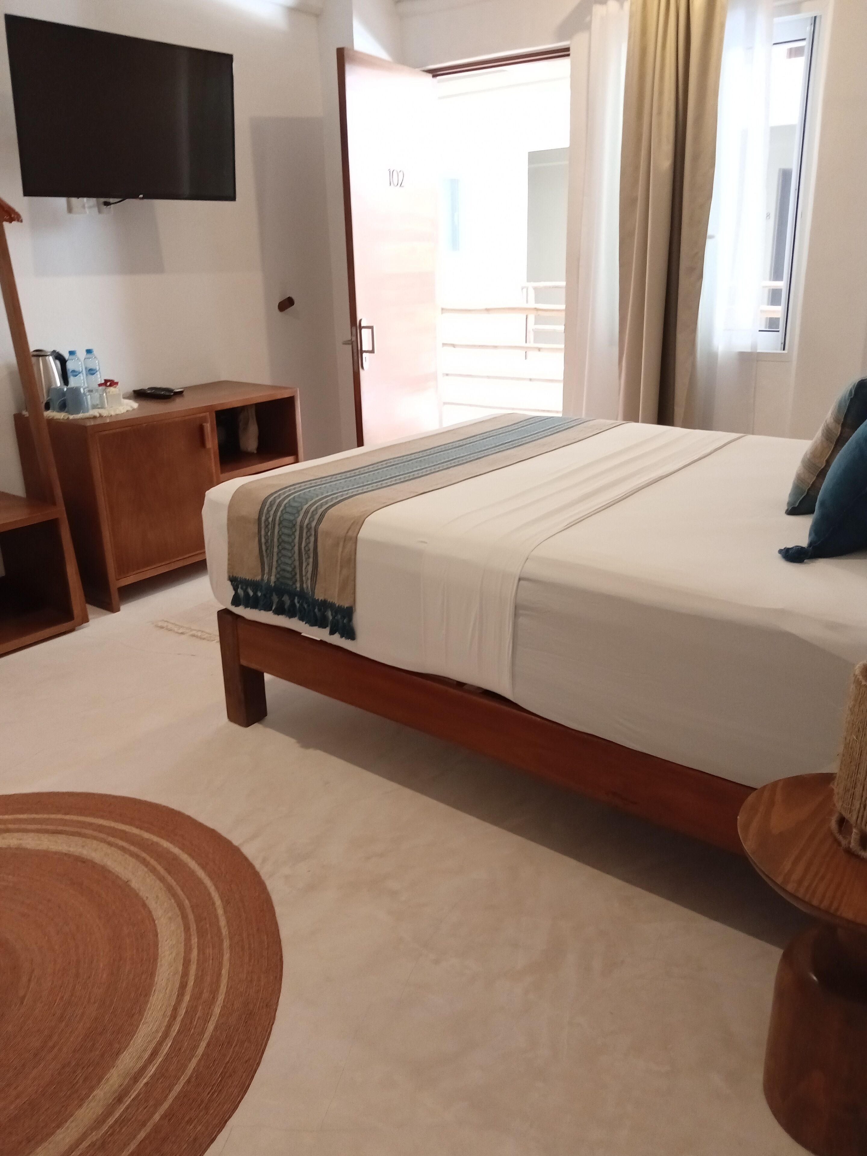 Noah Beach Hotel & Suites