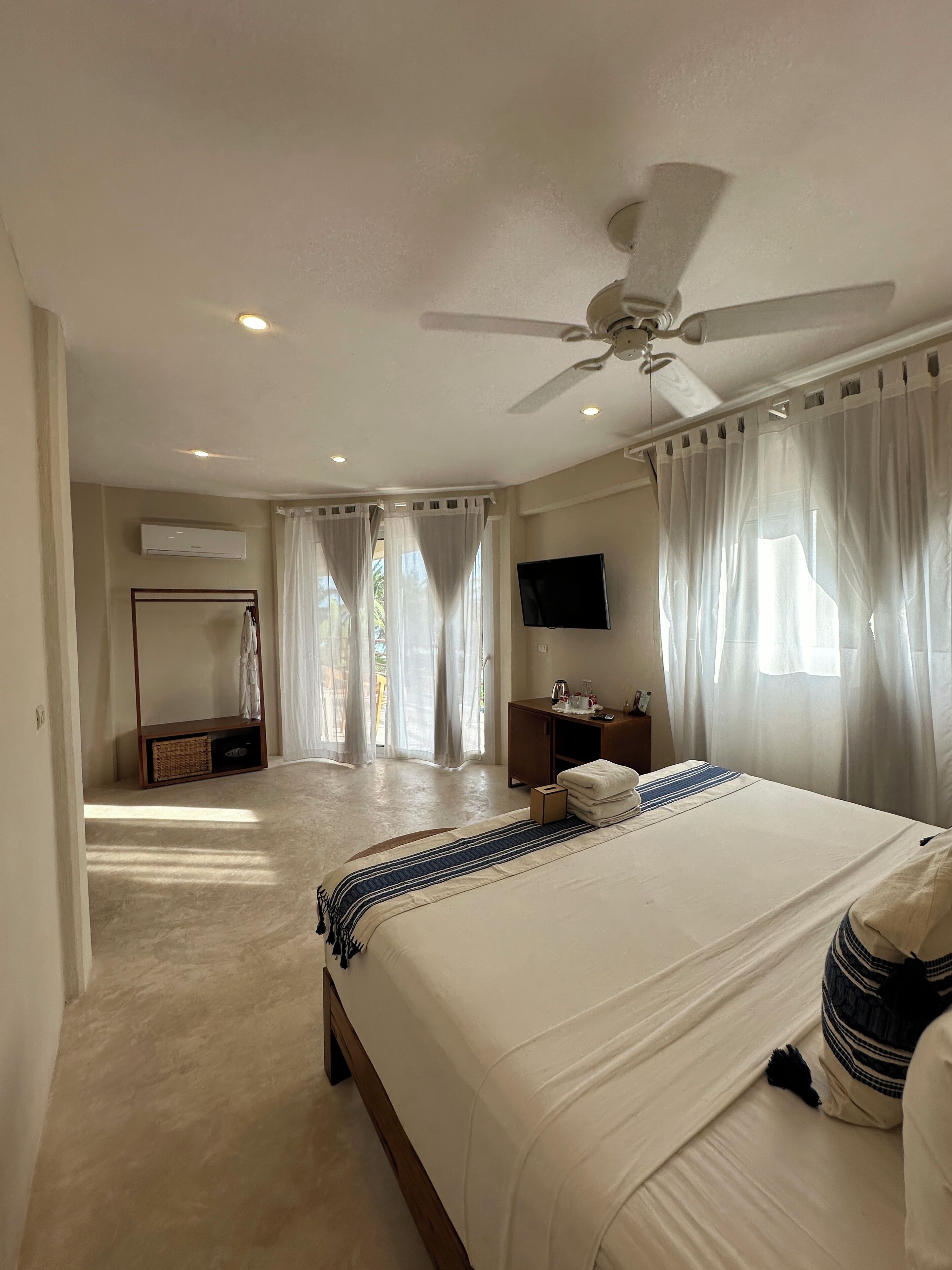 Noah Beach Hotel & Suites