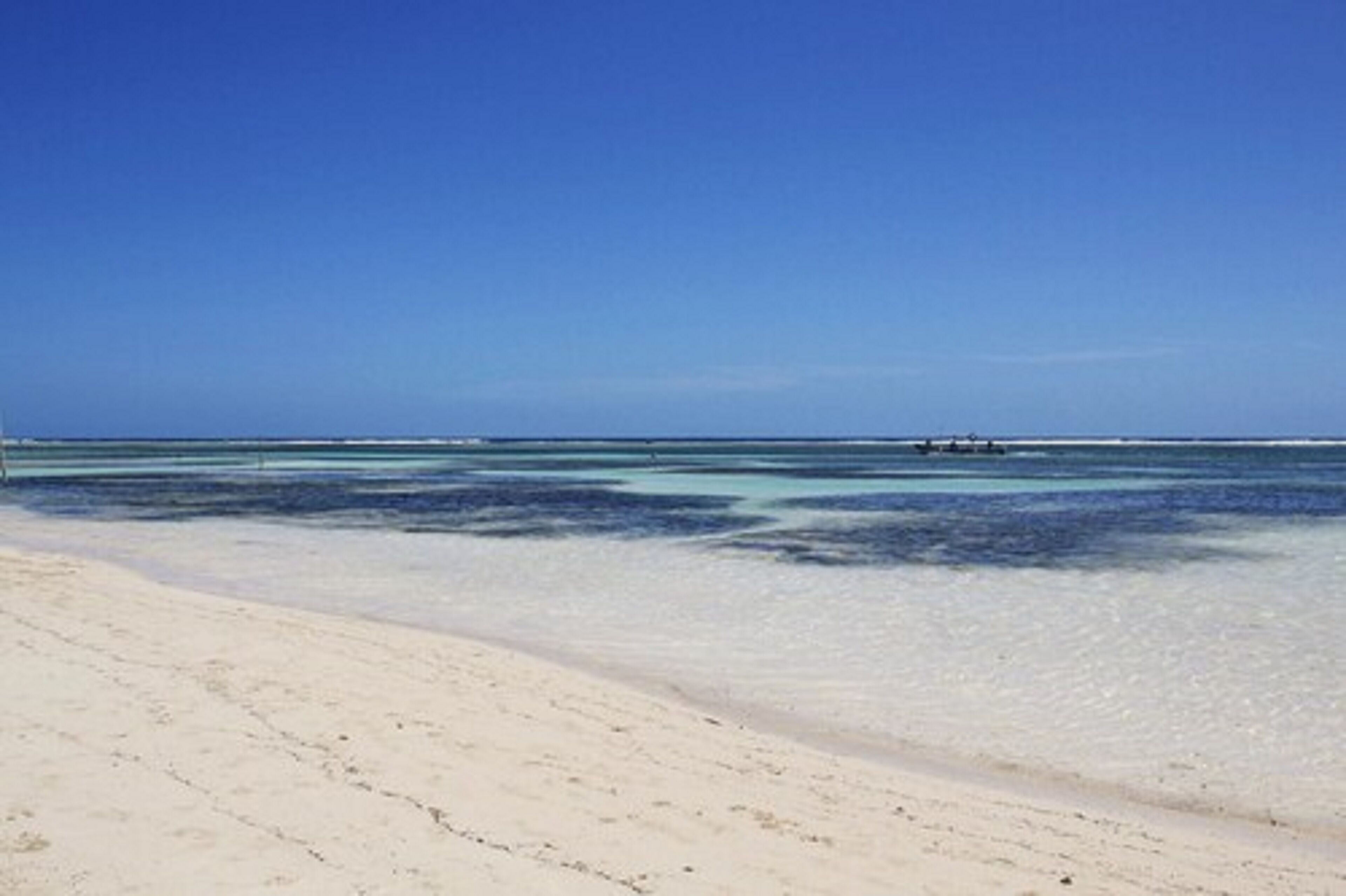 Noah Beach Hotel & Suites