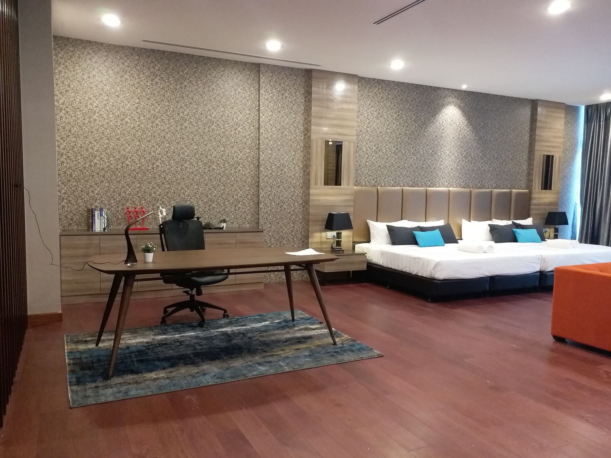 Paragon Serviced Suites @ Straits View