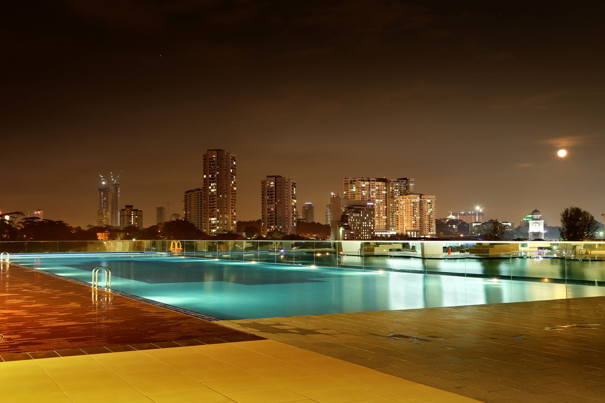 Paragon Serviced Suites @ Straits View