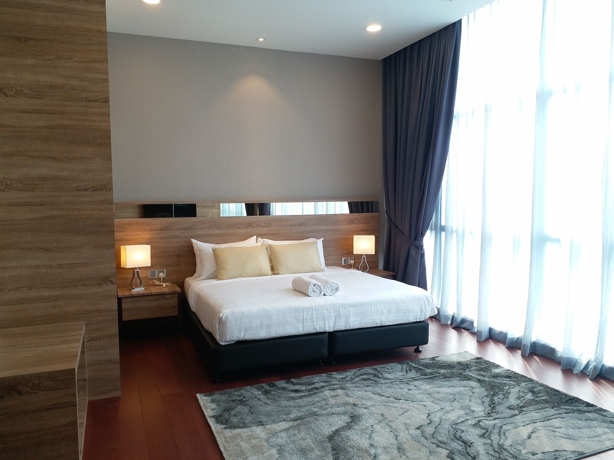 Paragon Serviced Suites @ Straits View
