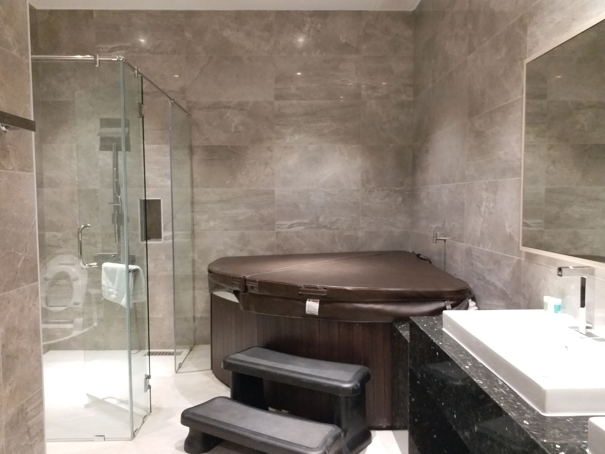 Paragon Serviced Suites @ Straits View