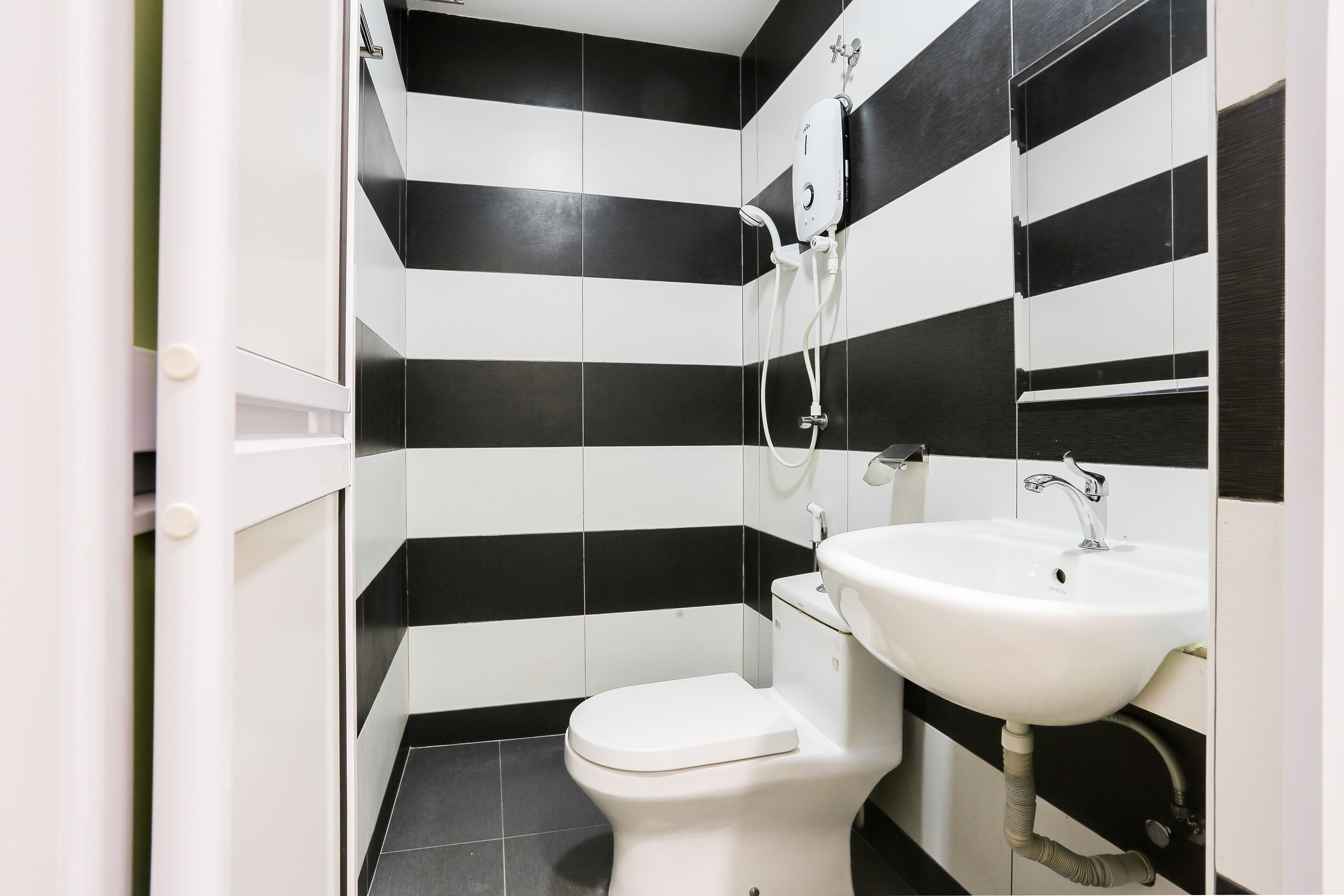 Rich Hotel by OYO Rooms